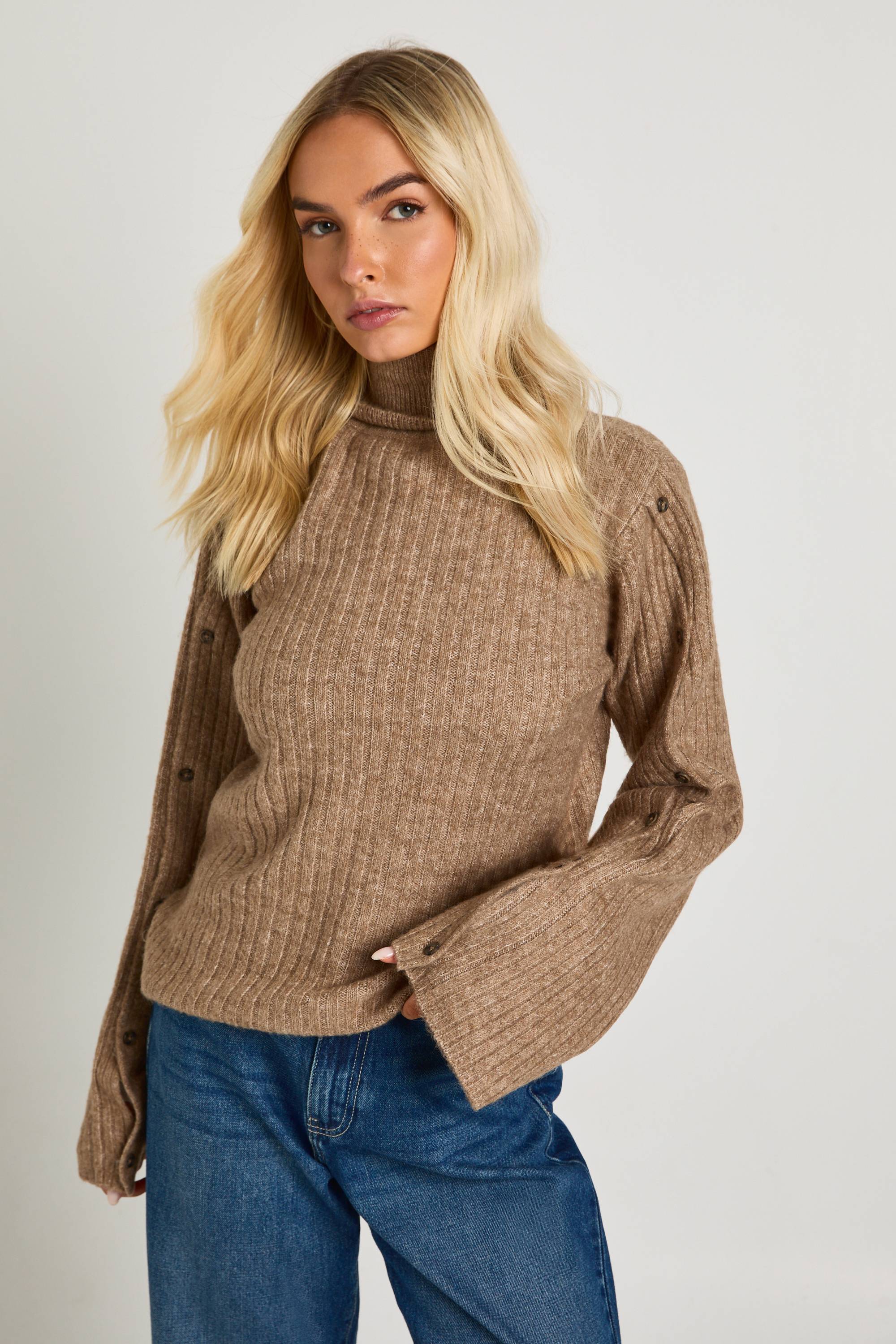 boohoo Pull en maille ultra-doux à col montant avec détails de manches à boutons