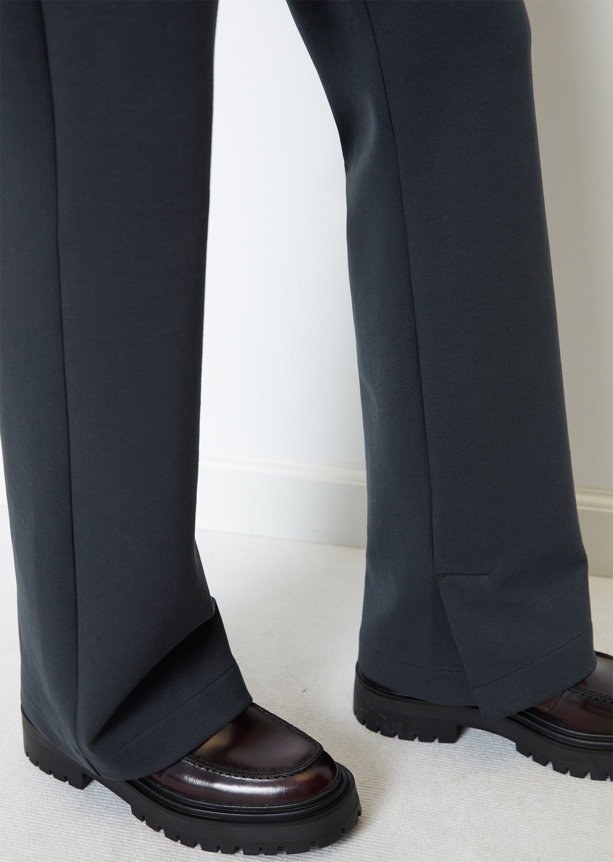 Jersey-Hose mit geschlitztem Saum regular aus Interlock-Qualität