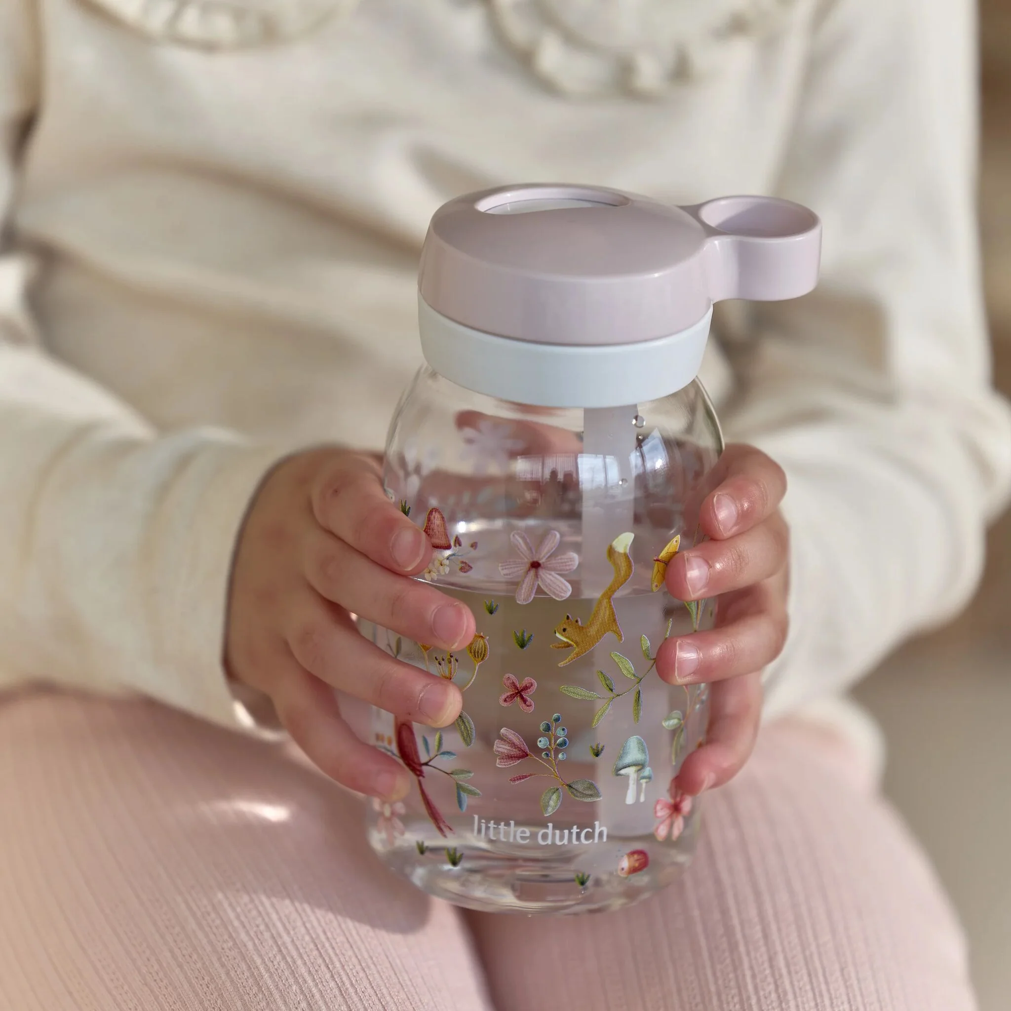 Vrolijke drinkfles met rietje & draaglus – duurzaam en kindvriendelijk