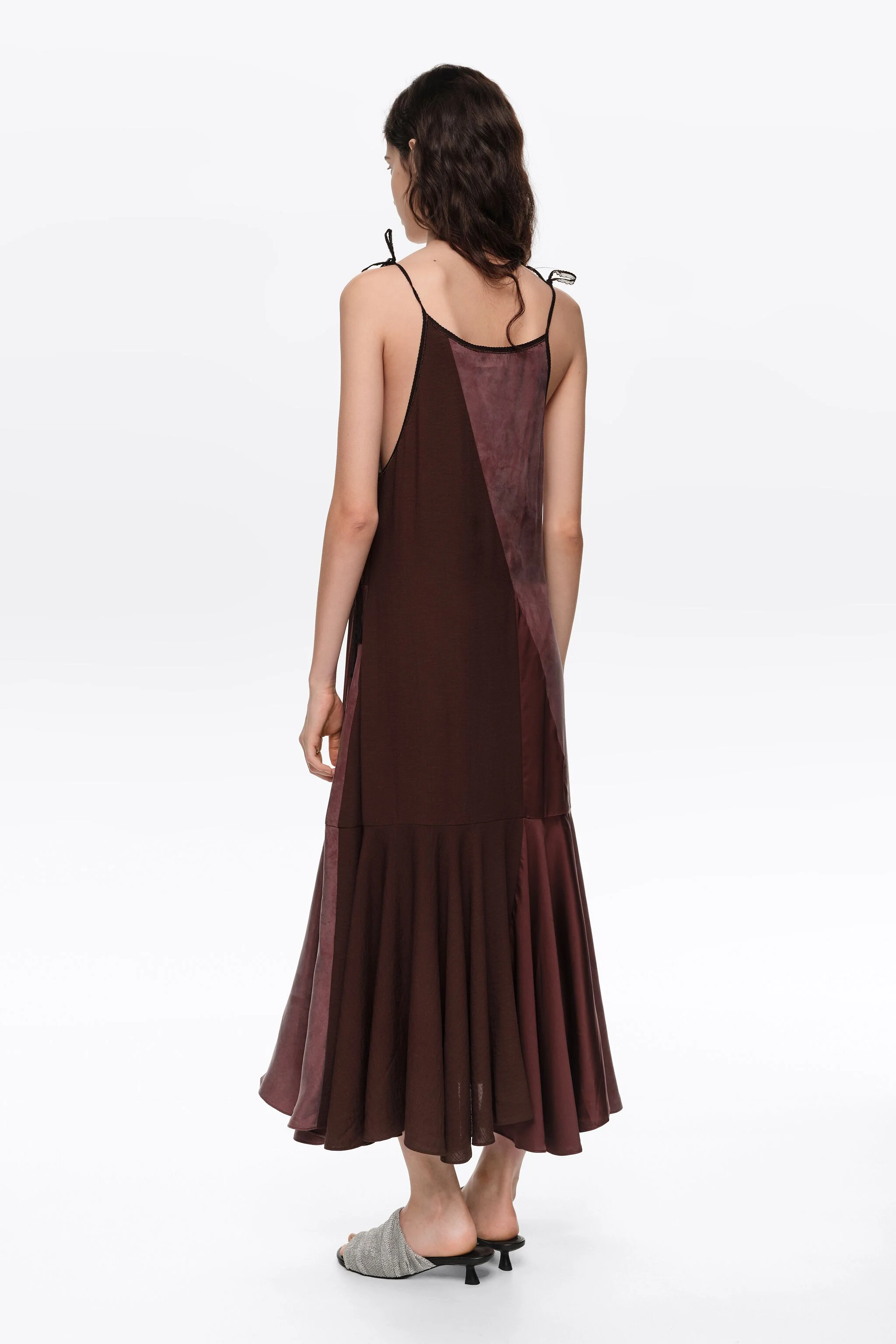 Vestido marrom fluido com alças e patchwork