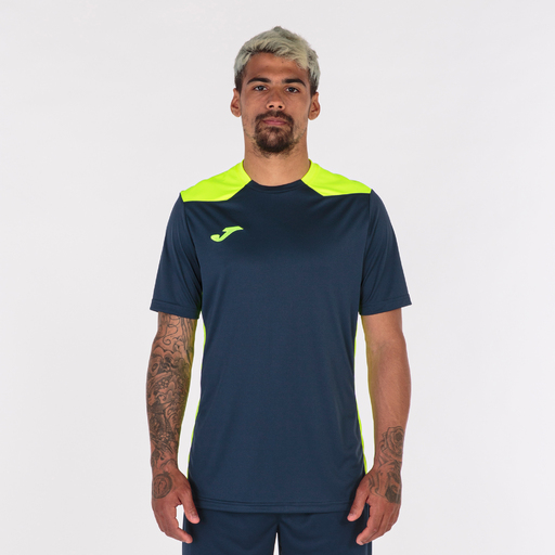Camiseta Joma Championship de manga curta, azul marinho e amarelo fluorescente.