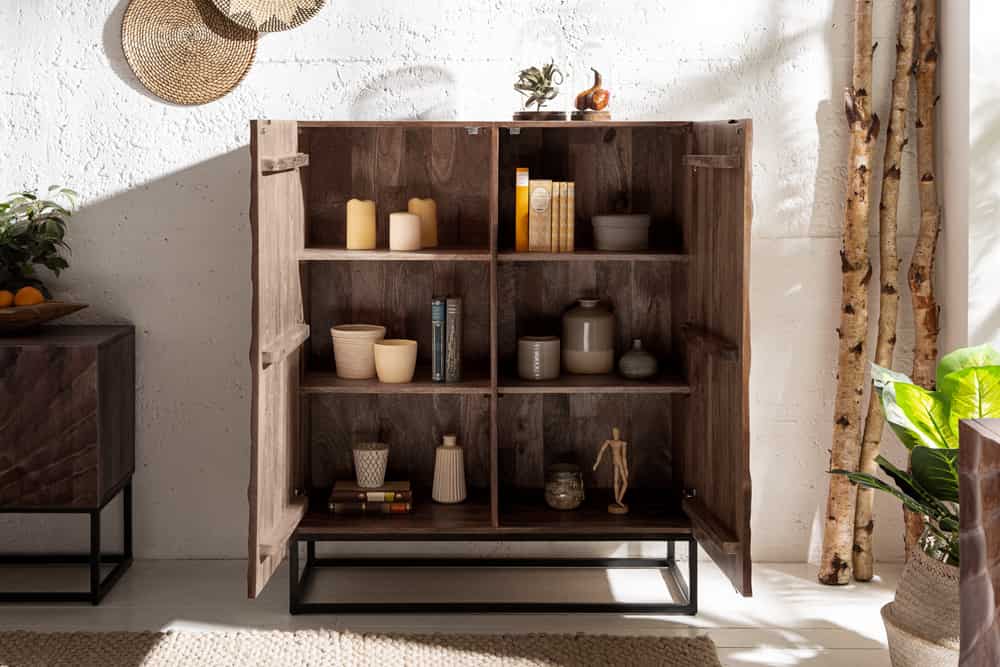 Massives Highboard SCORPION 120cm dunkelbraun Akazie mit 3D Schnitzereien schwarz Metall