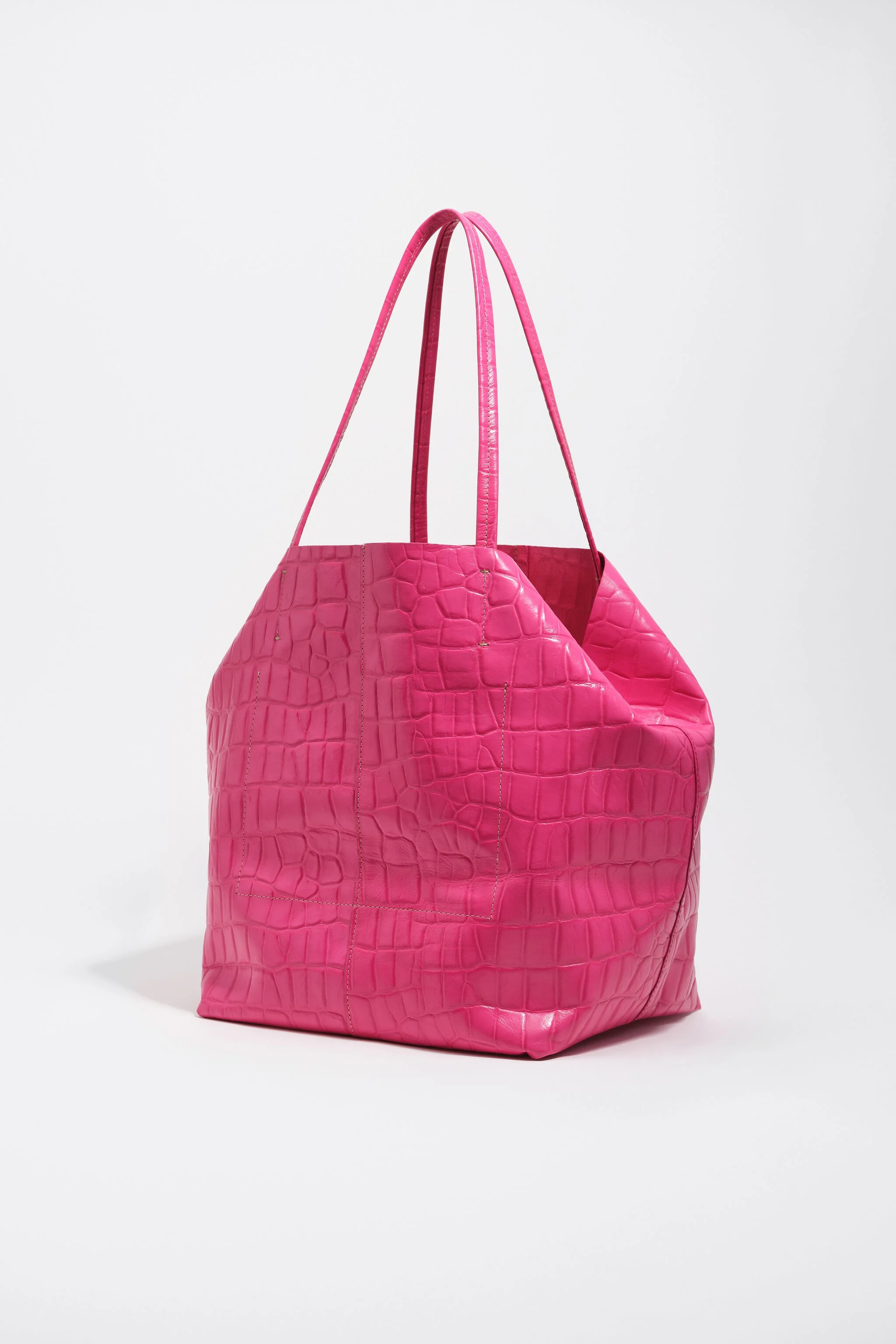 Bolsa grande de compras em couro fúcsia com estampa de crocodilo.