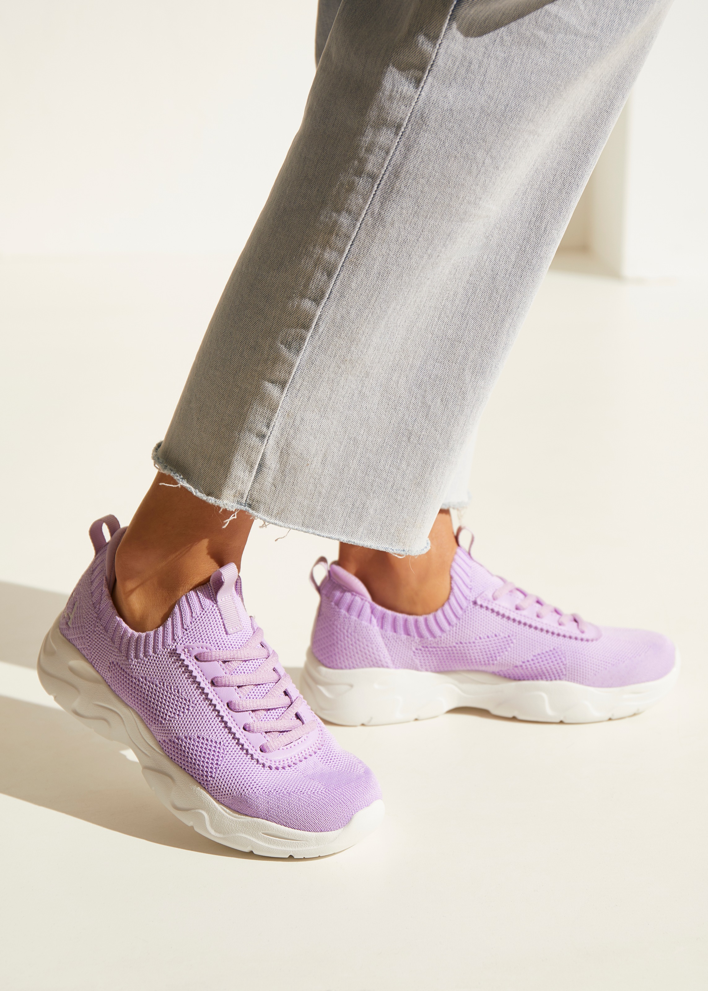 LASCANA ACTIVE Sneaker  ultraleicht und bequem zum Reinschlüpfen mit Zierschnürung  VEGAN