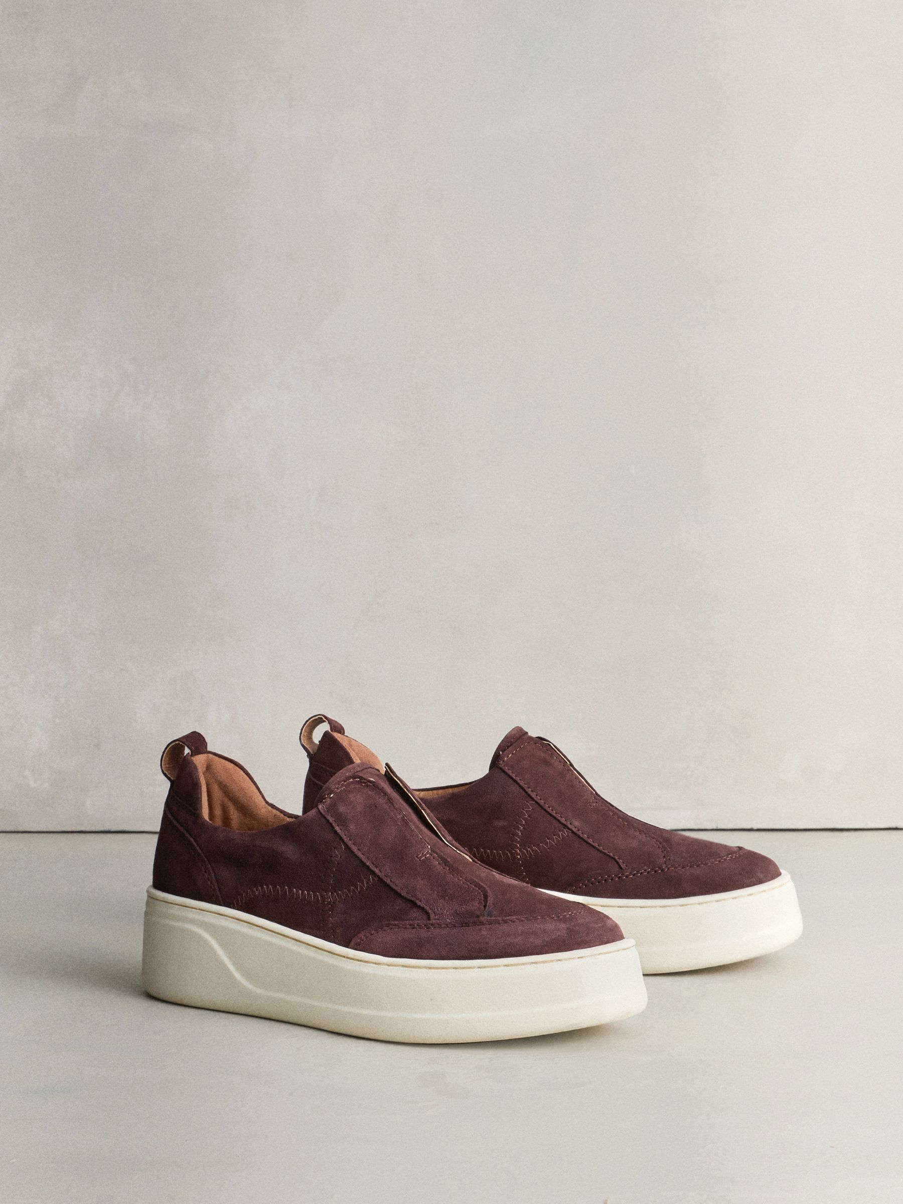 Chocoladebruin suède - Signature leren sneakers met dikke plateauzolen en sleehak