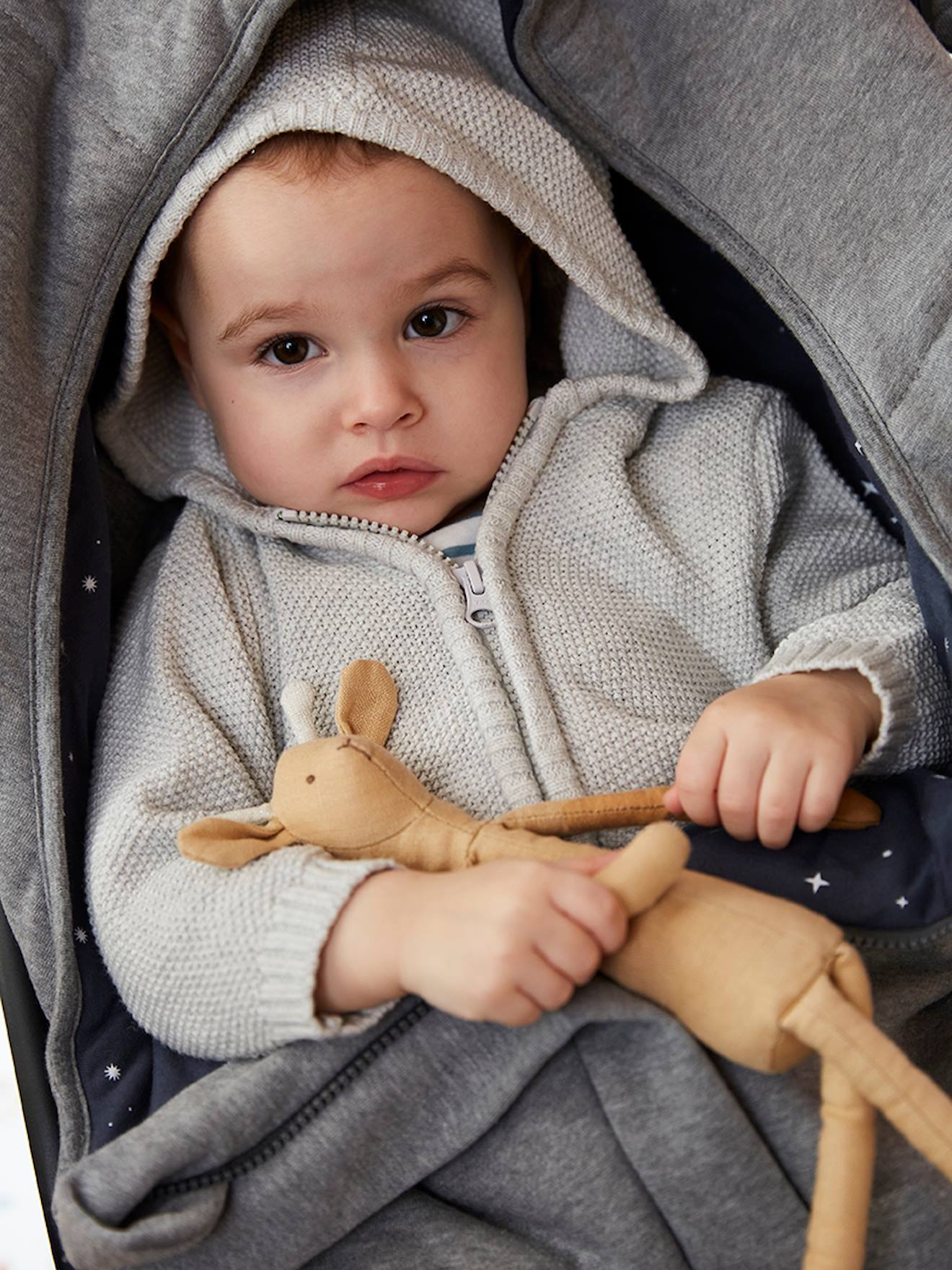Bolsa de carrinho de bebê de pelúcia com forro de malha azul-escuro liso.