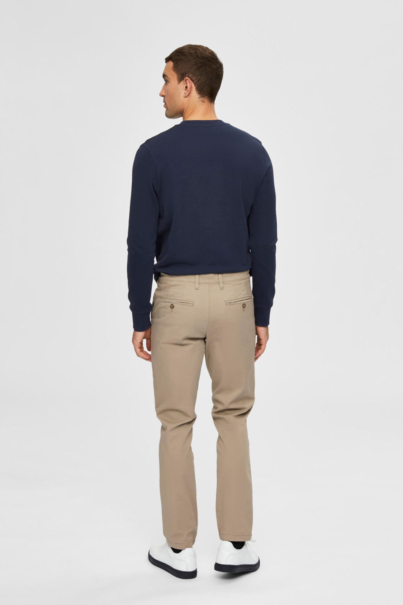 Calça chino Slim Fit de corte amplo - Marrom