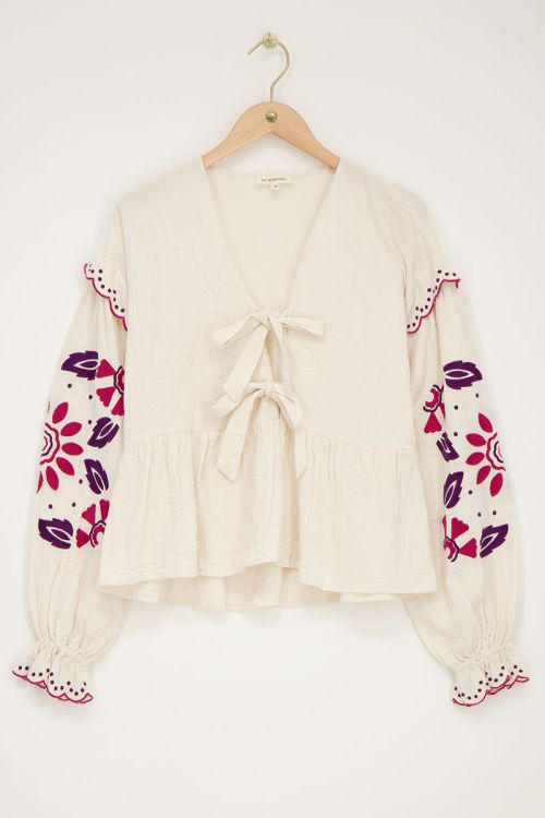 Witte mousseline blouse met embroidery en strikjes