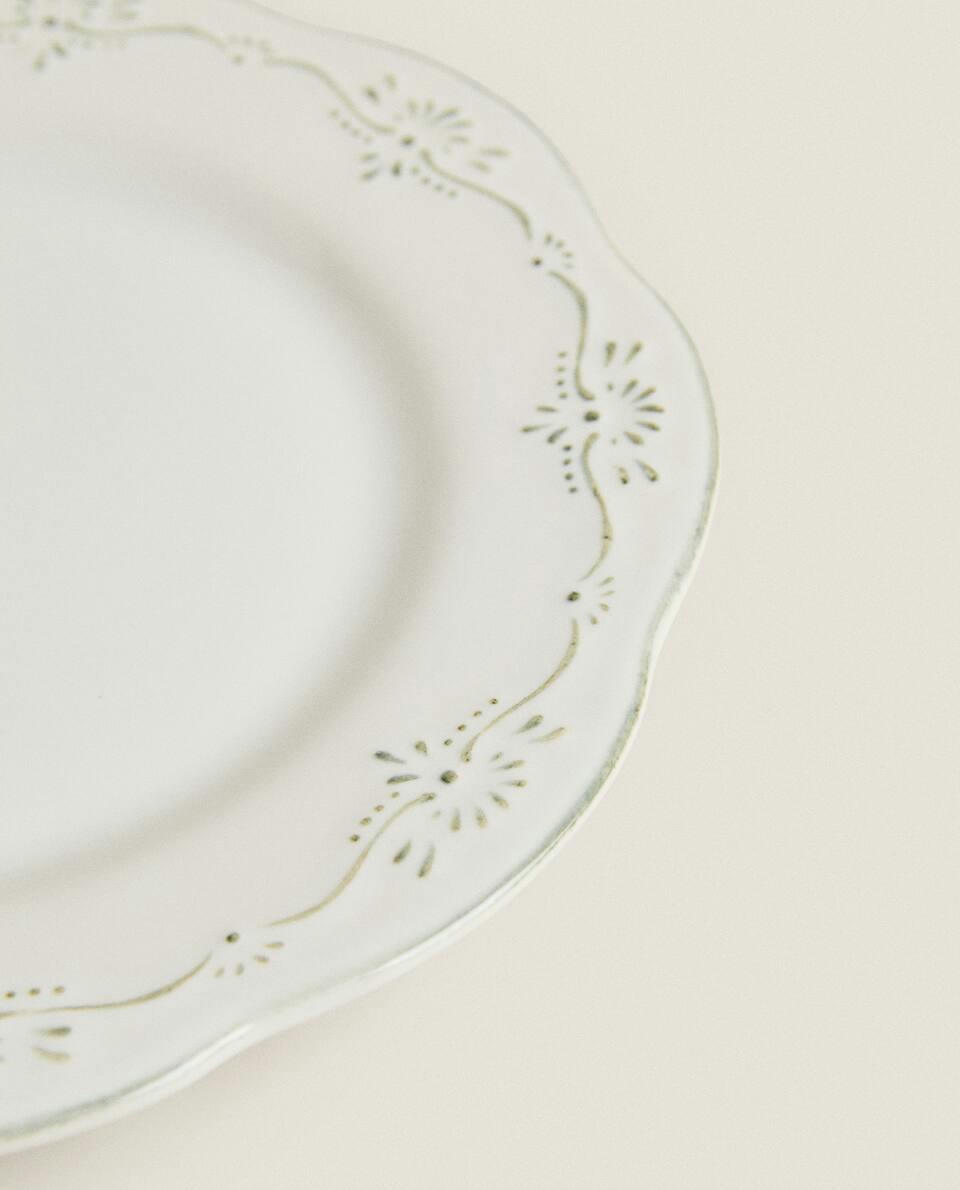 Prato de sobremesa em faiança com decoração natalina em relevo.