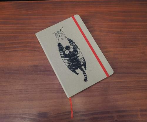 Caderno ecológico com estampa de gato da Caudania. Lá vou eu!