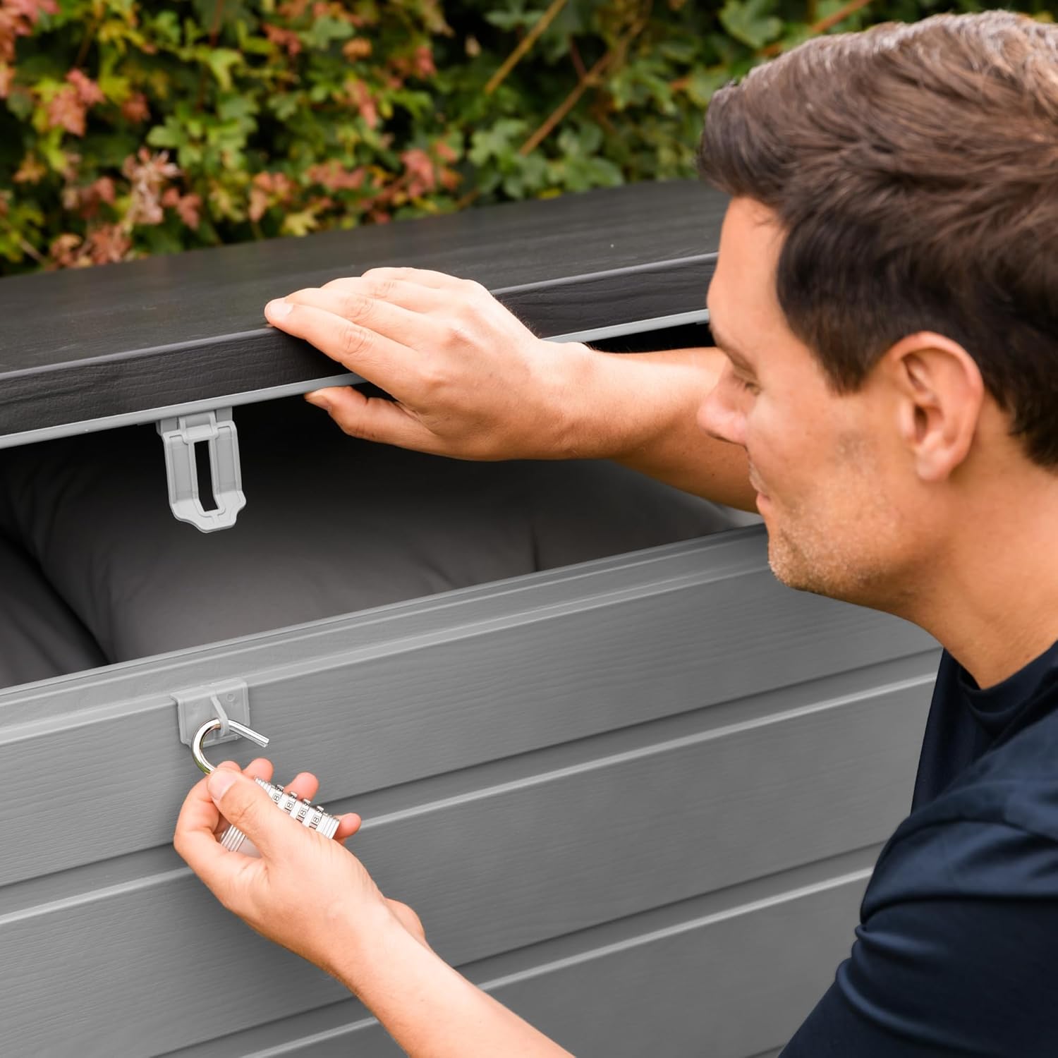 Olsen & Smith Gartenbox 680L | Wasserdicht & Wetterfest Abschließbare Polypropylene Aufbewahrungsbox aus | Große Gartentruhe für Garten, Balkon & Terrasse | Robust, Geräumig & Pflegeleicht–Anthrazit