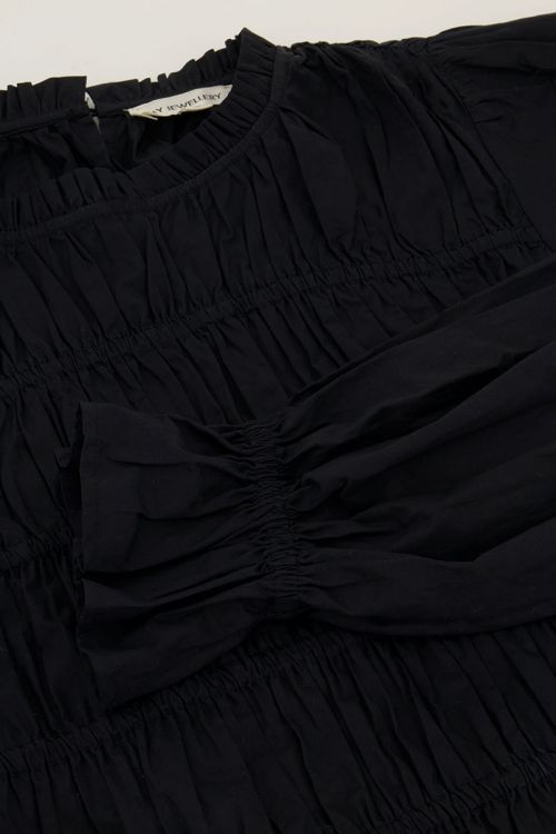 Zwarte getailleerde blouse met pofmouwen