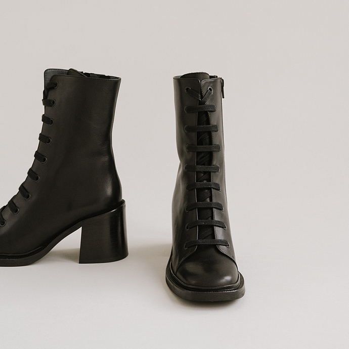 Bottines à talons et lacets  en cuir noir