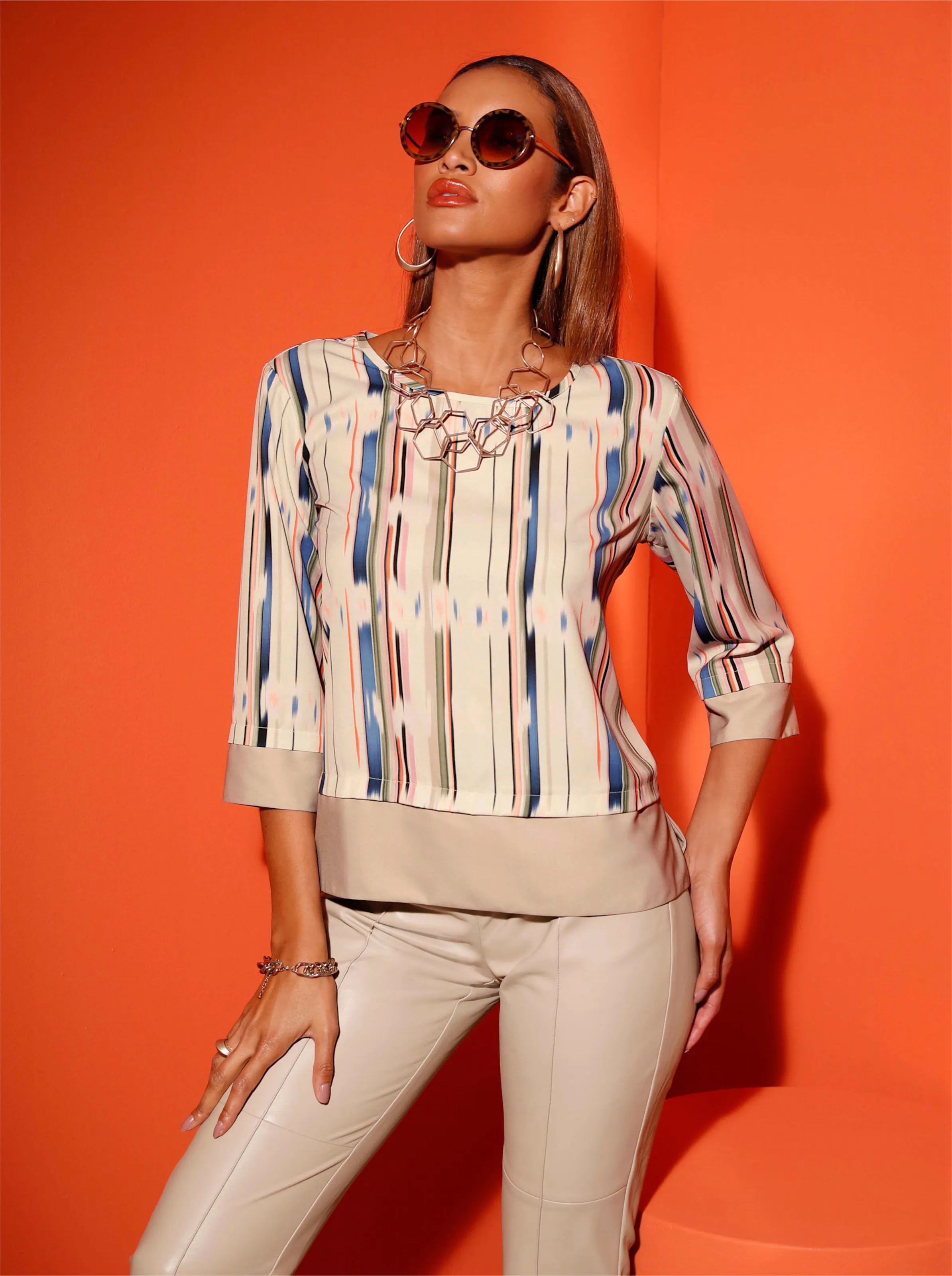 Bluse in beige-mandarine-bedruckt