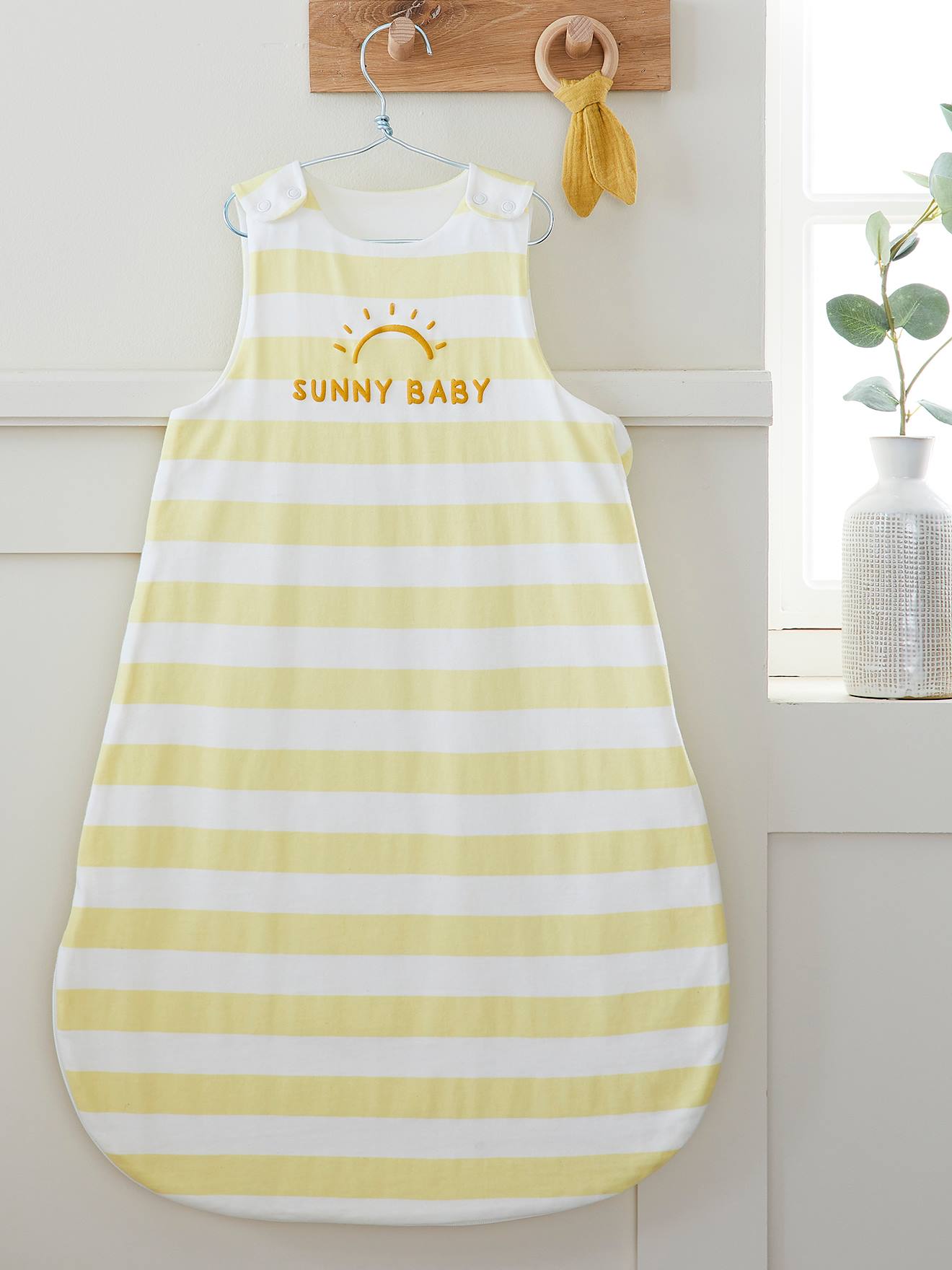 Saco de dormir especial de verão para bebês, amarelo claro com listras.