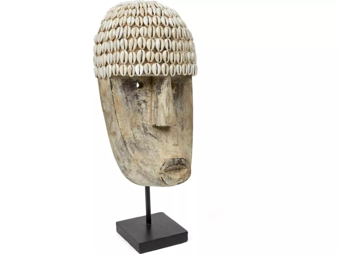 Masque cauri ethnique sur pied en bois