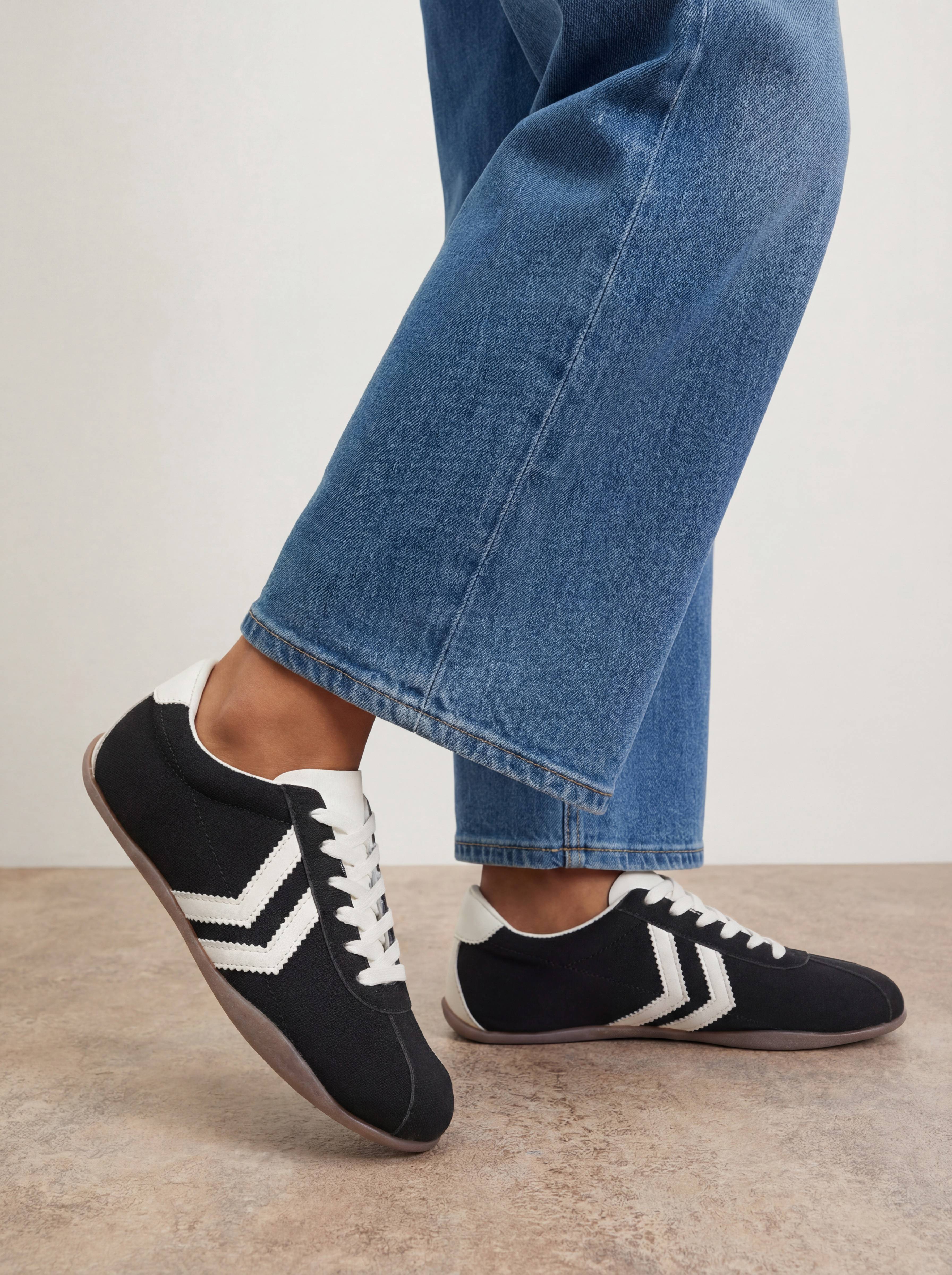Oasis Baskets Riley À Lacets En Synthétique Avec Détails Contrastés