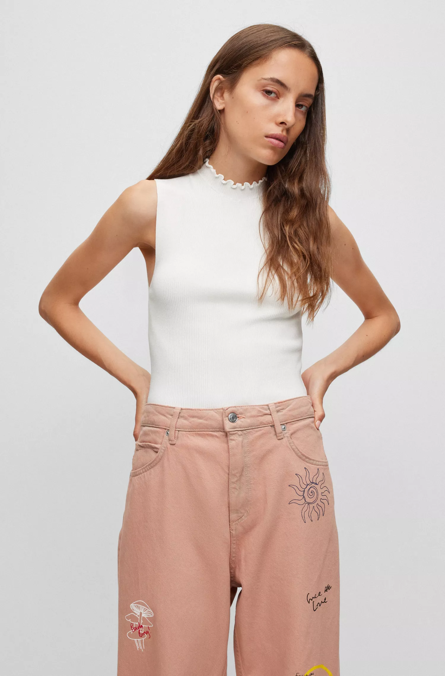 Blusa HUGO vermelha de gola alta sem mangas em crepe canelado.