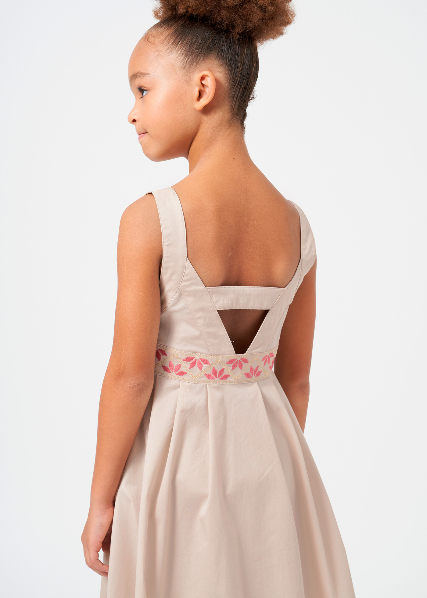 Vestido infantil com fita bordada