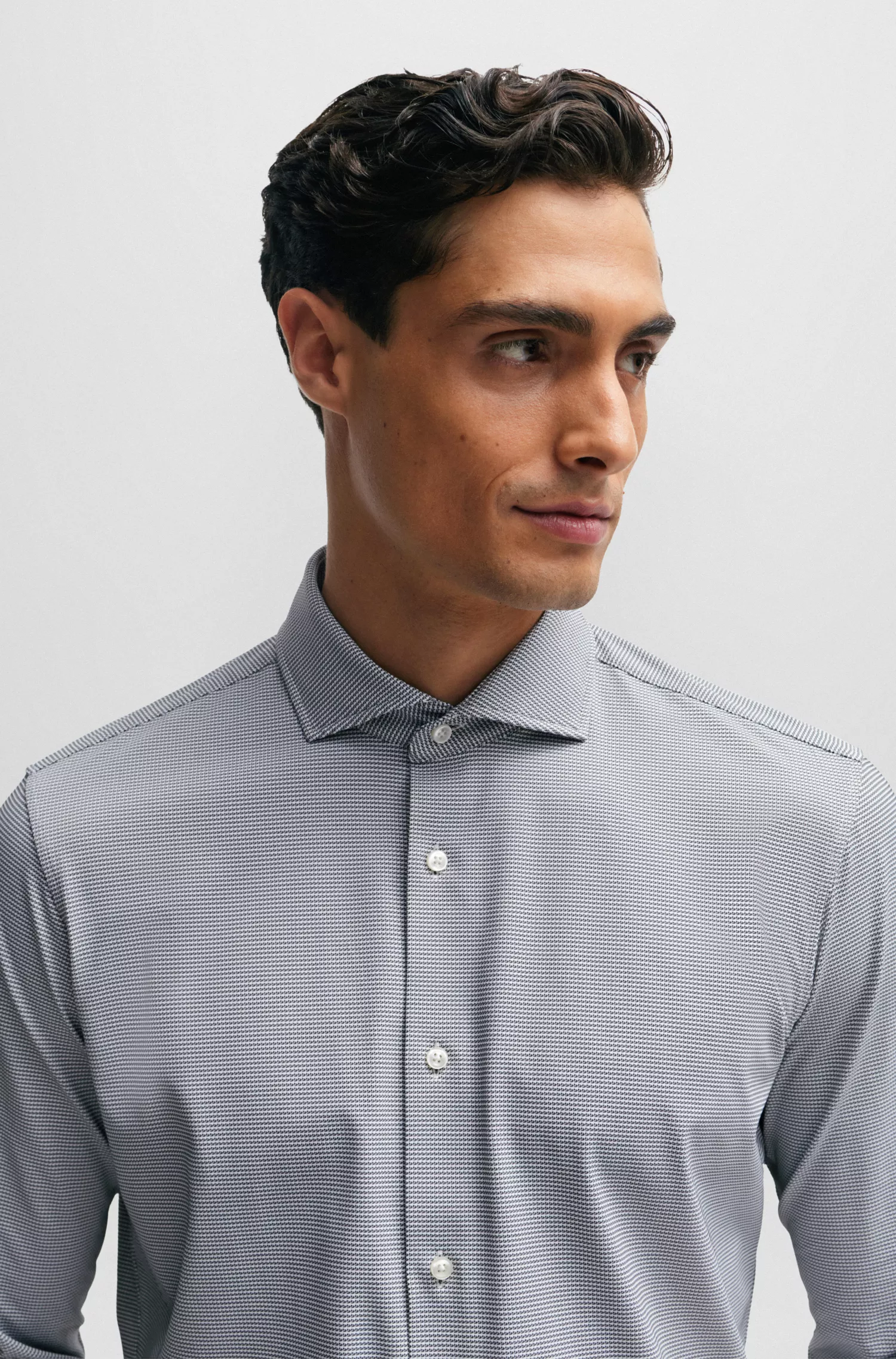 Camisa BOSS preta de corte regular em tecido estruturado de alta performance com elasticidade.