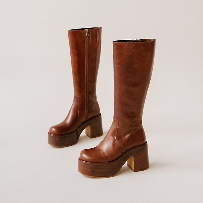 Bottes à plateformes et bouts ronds  en cuir vieilli marron