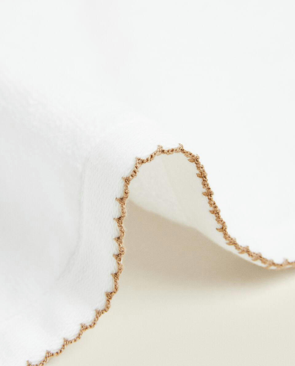 TOALHA DE VELUDO COM DETALHE DE ACABAMENTO