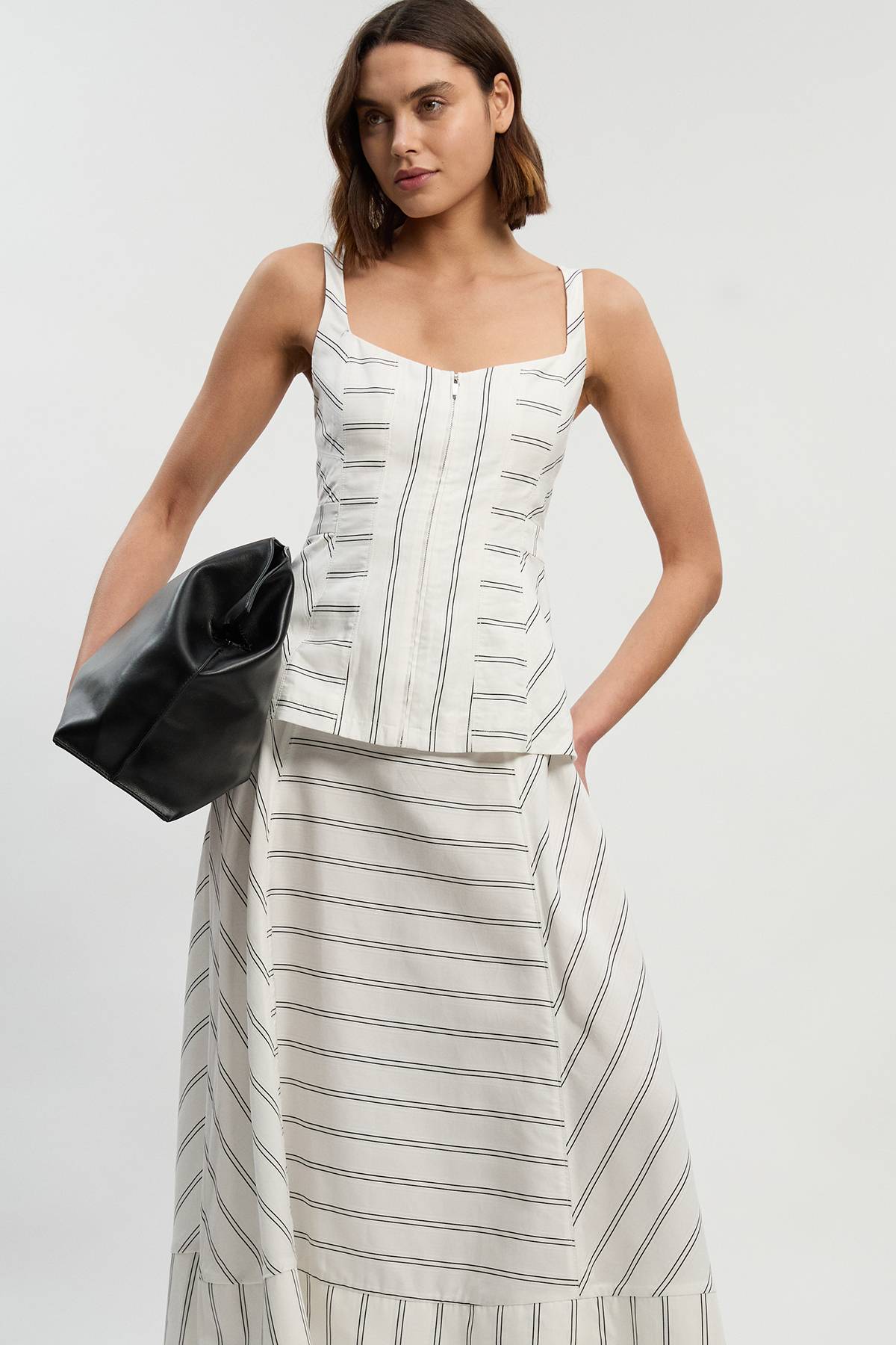 KarenMillen Robe Maxi Tissée À Basque Rayures Audacieuses En Coton Avec Bretelles Petite Taille
