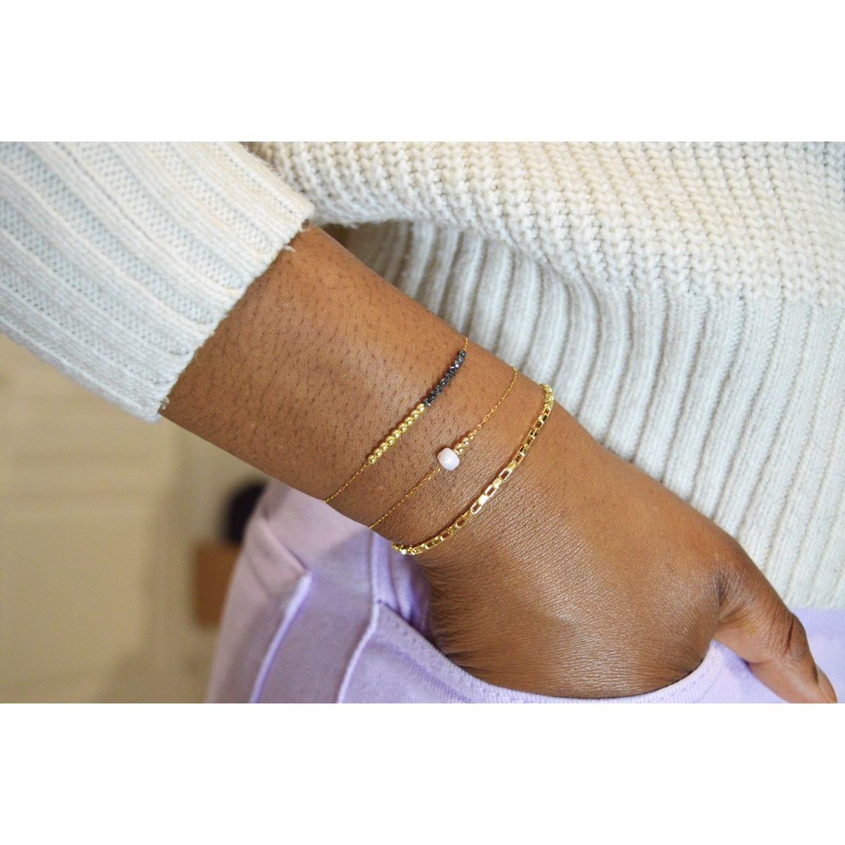 Bracelet  fin orné d une perle semi-precieuse  d 'Agate Rose