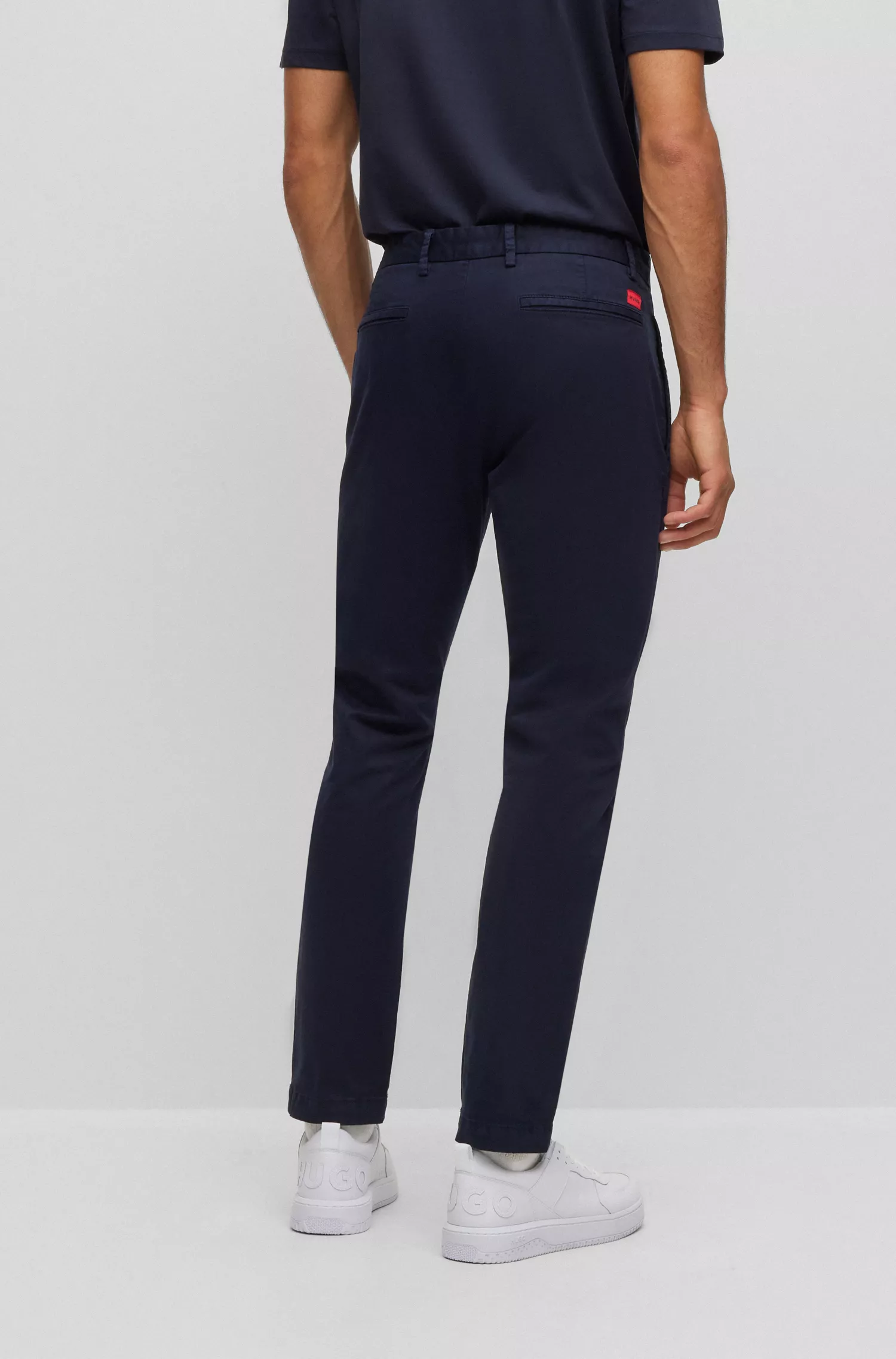 Calça chino HUGO vermelha, corte slim, em gabardine de algodão elástico.