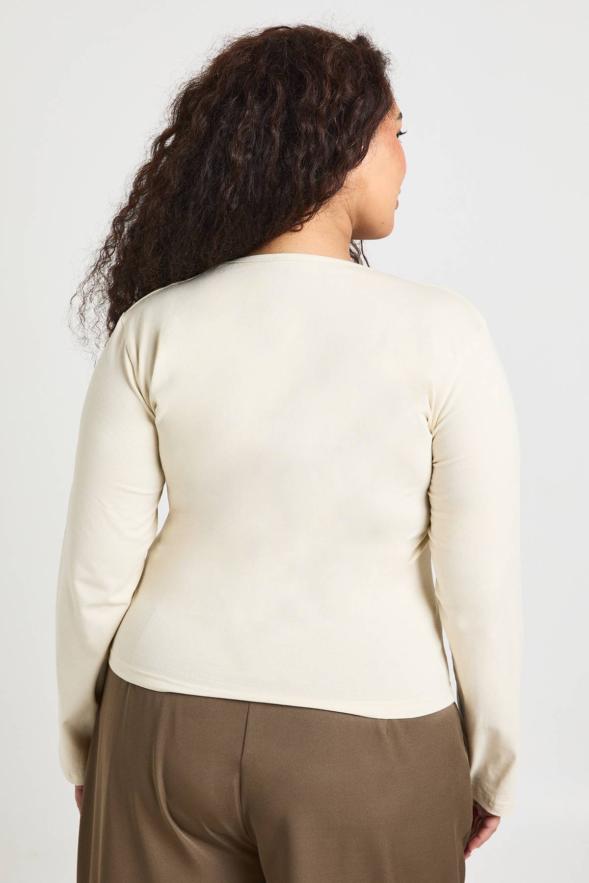 boohoo Haut Grande Taille À Manches Longues Et Encolure Carrée Basique