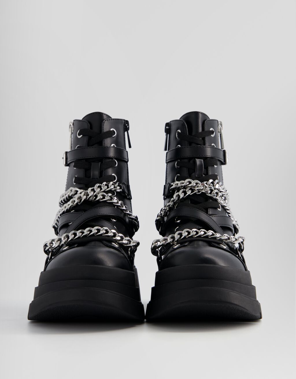 Botas de cano curto sem salto com detalhes em corrente