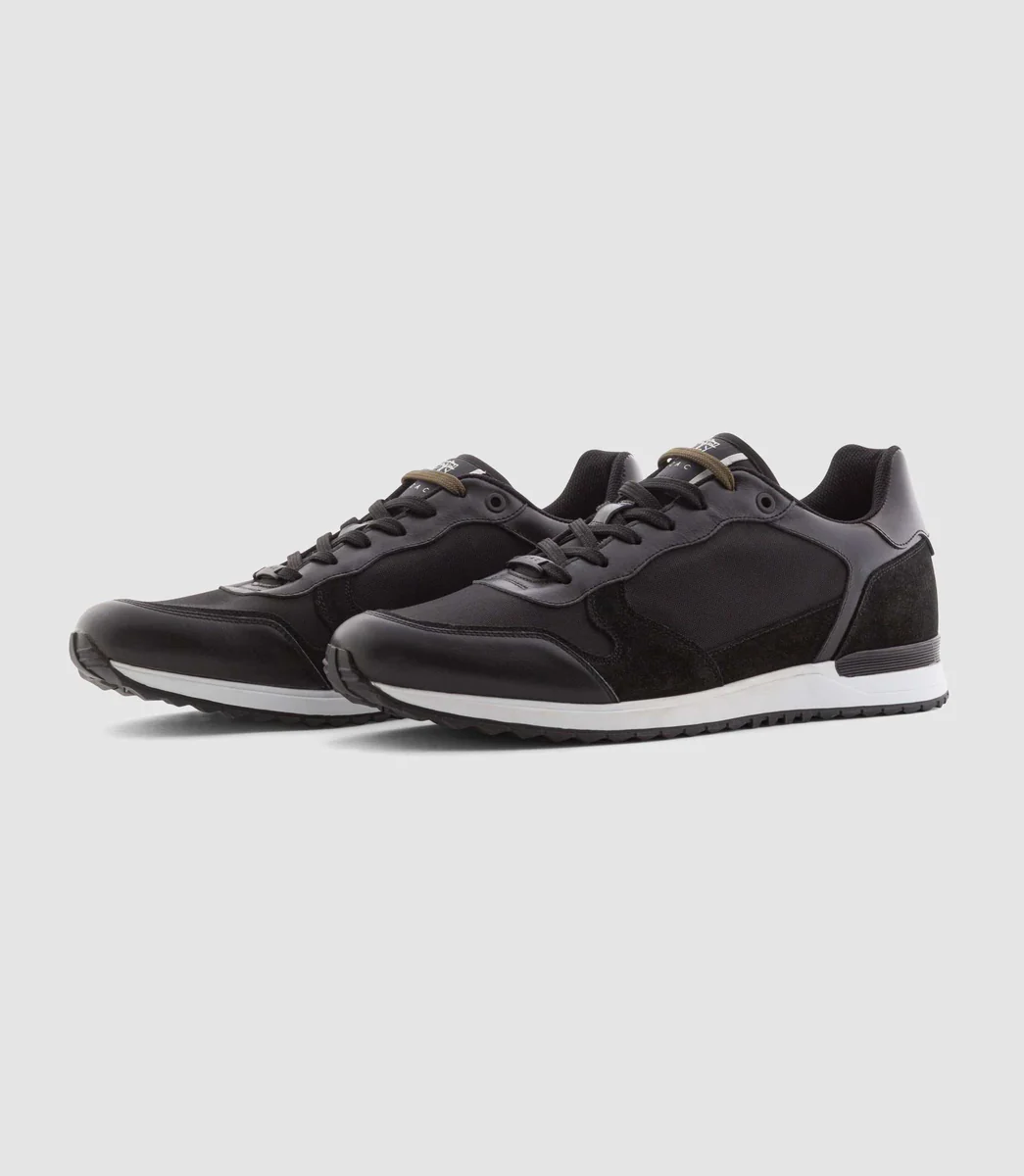 Sneakers en cuir noir 