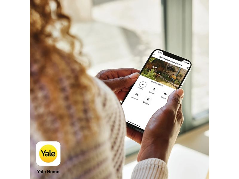 Yale Smart Outdoor Camera und Solar Charger Starter-Set Kabellose WLAN-Aussen-Kamera mit Akku und Solarpanel
