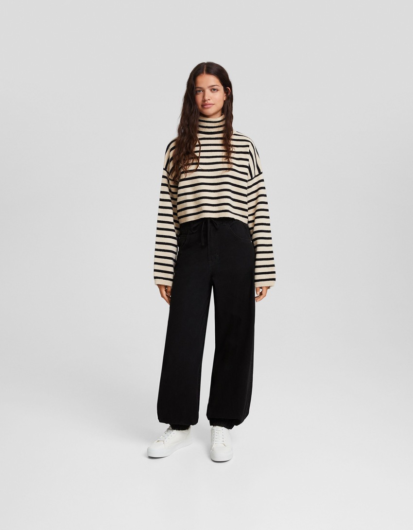 Calça jogger de algodão com cordão.