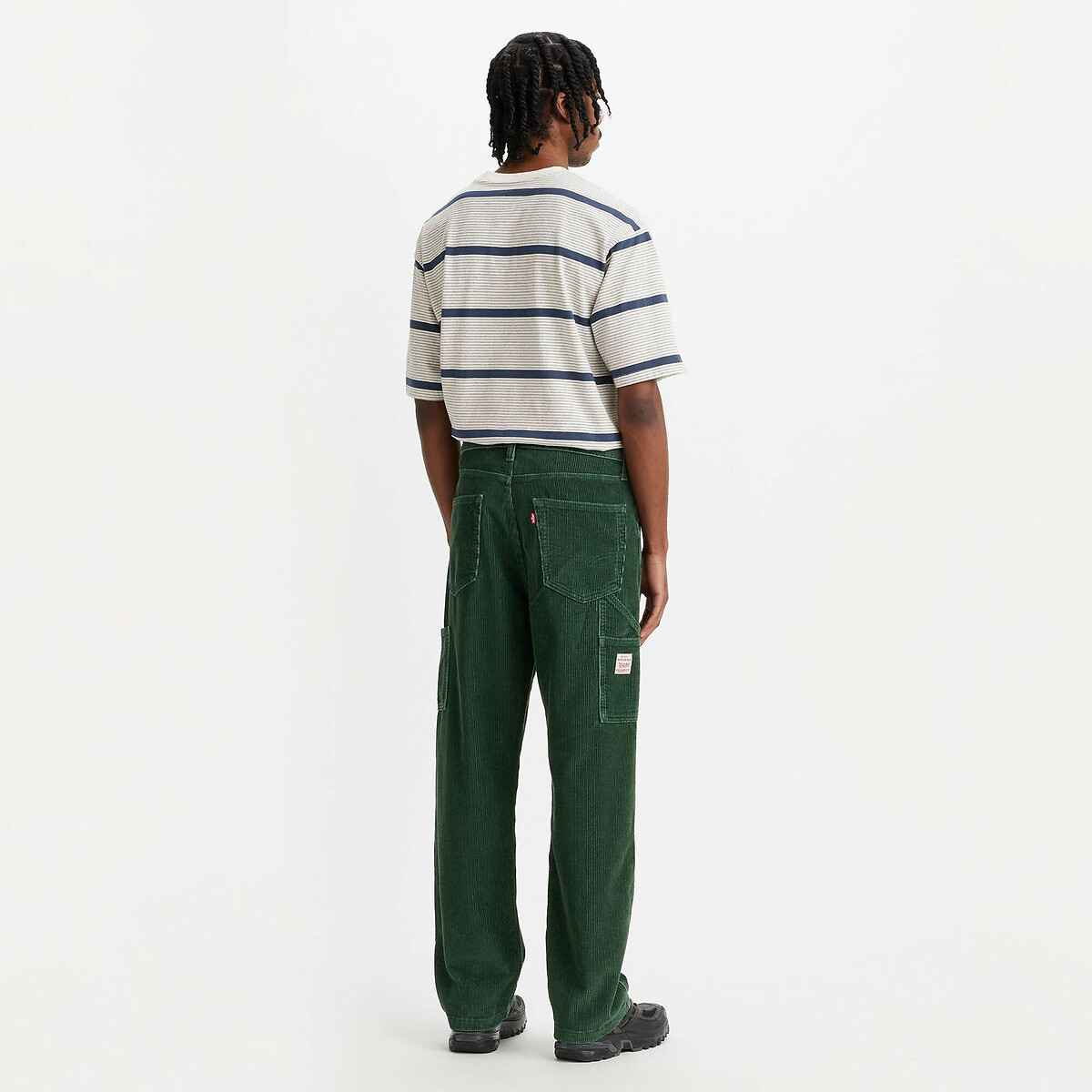 Calças Levi's estilo carpinteiro, modelagem solta, em veludo.