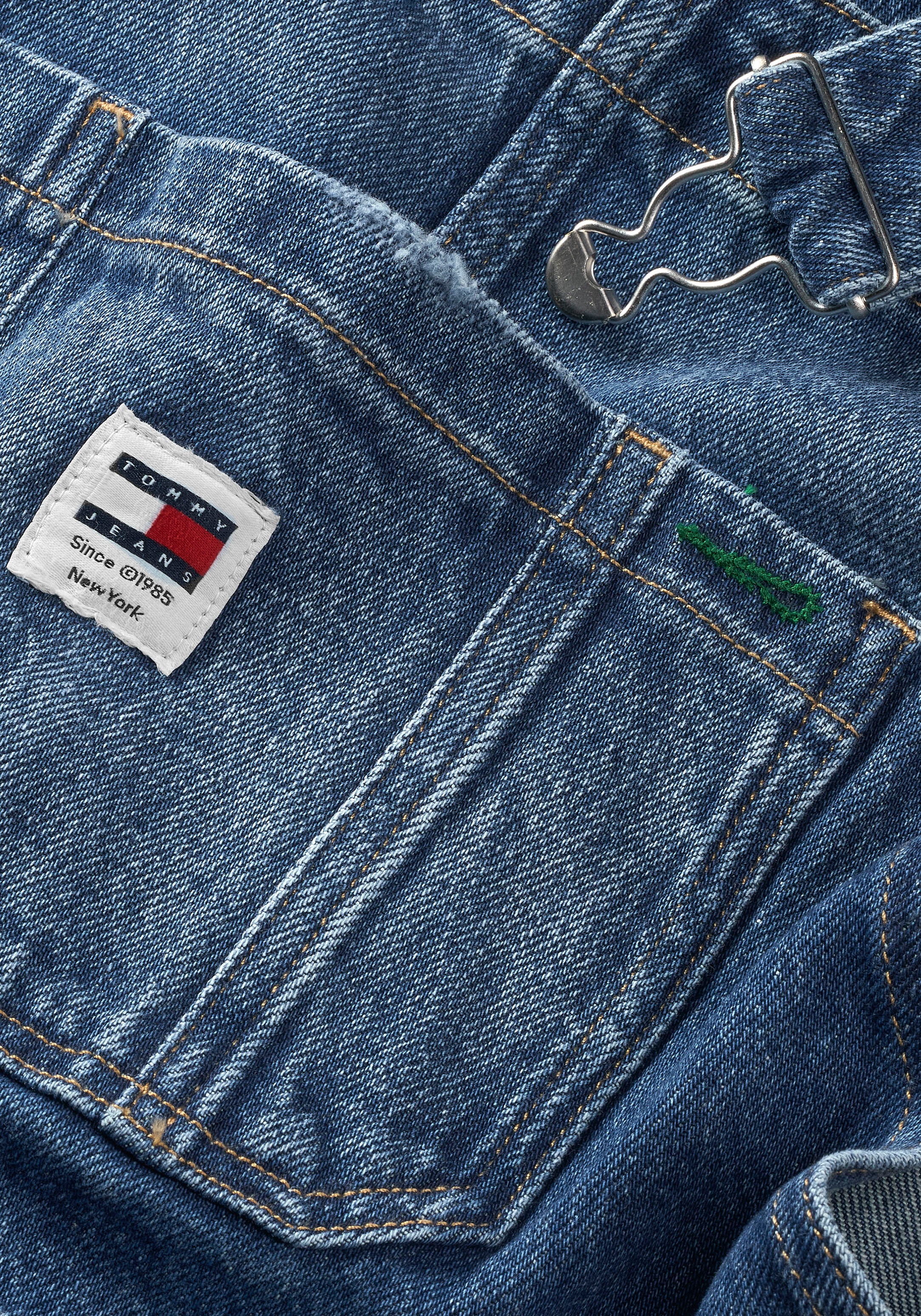 Tommy Jeans Latzkleid »DUNGAREE DENIM DRESS CH6138« Brusttasche | Eingrifftaschen | Gesässtaschen | Münztasche mit Tommy Jeans Flagge