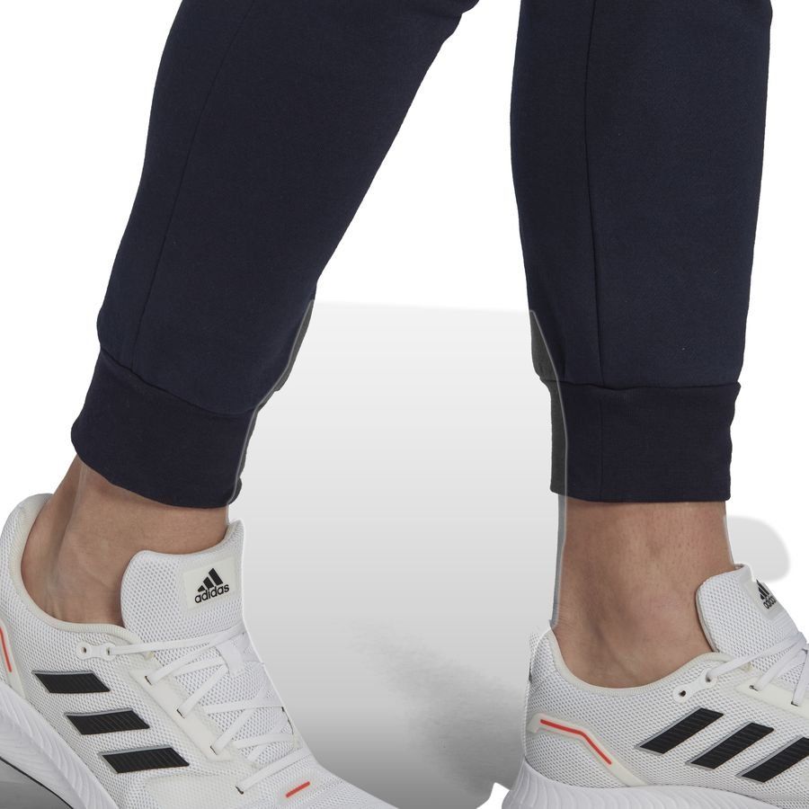 adidas Bas de Survêtement Essentials Fleece Tapered - Bleu Marine/Blanc