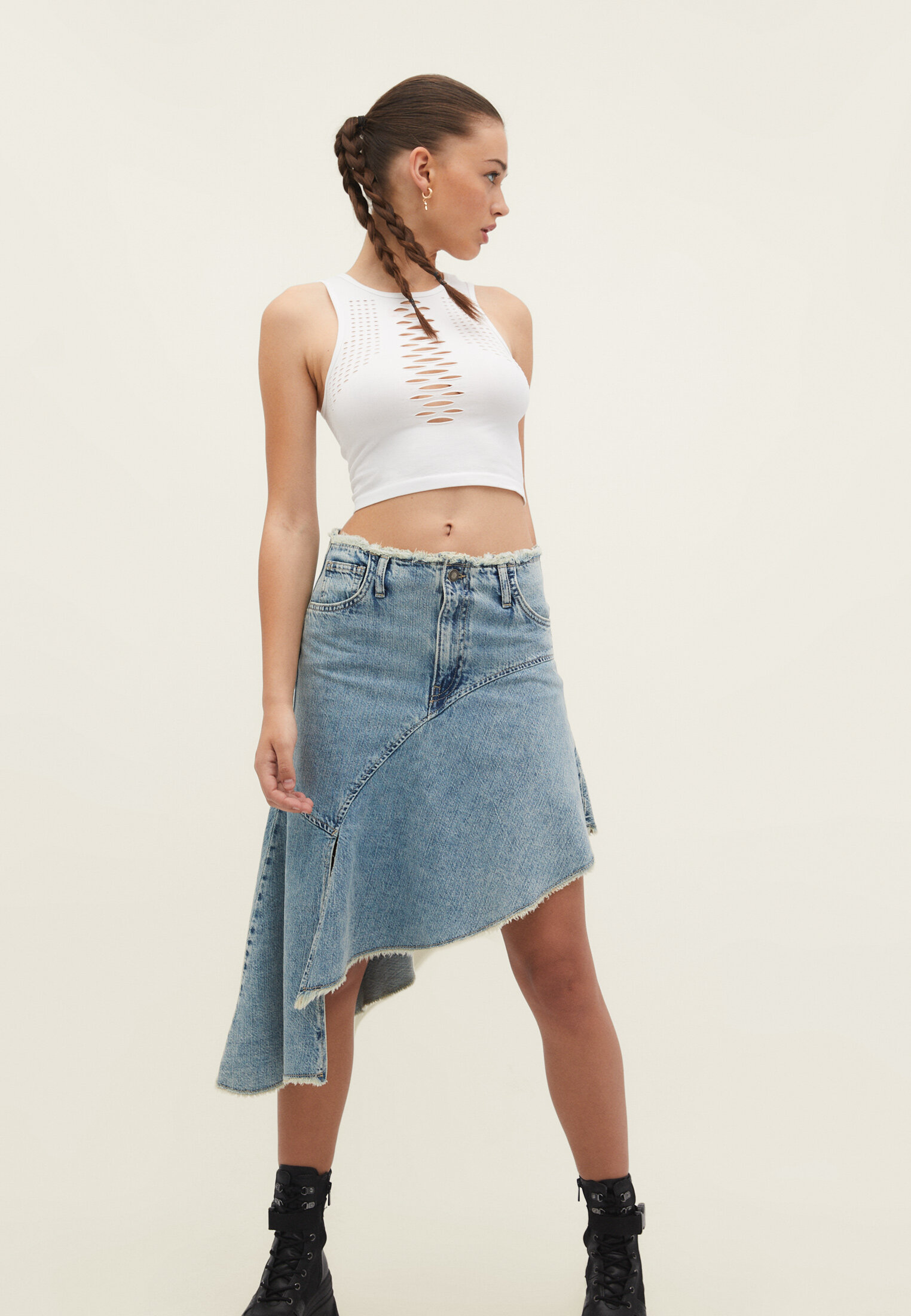 Saia jeans assimétrica com detalhe de babado