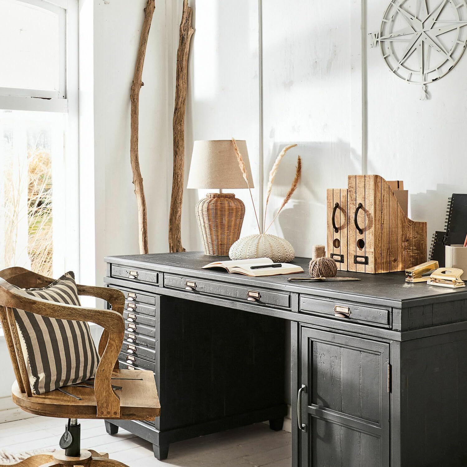 LOBERON Tischlampe Ernée, von Hand Gefertigt, Eleganter Look, Warmes & Gedämpftes Licht, Tischleuchte, Wohn-Accessoire, Eisen, Rattan, Leinen, beige