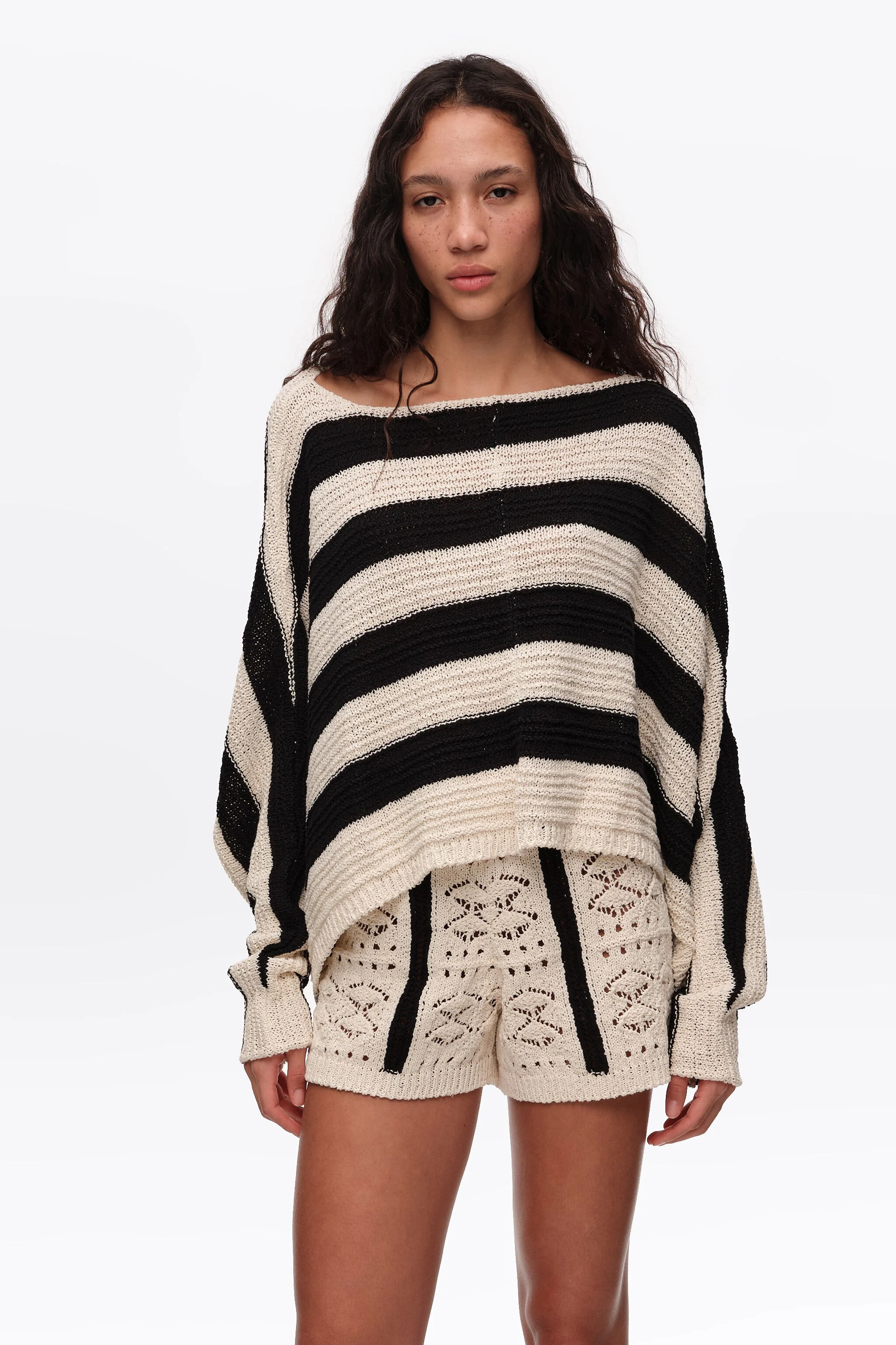 Suéter cropped oversized com listras pretas