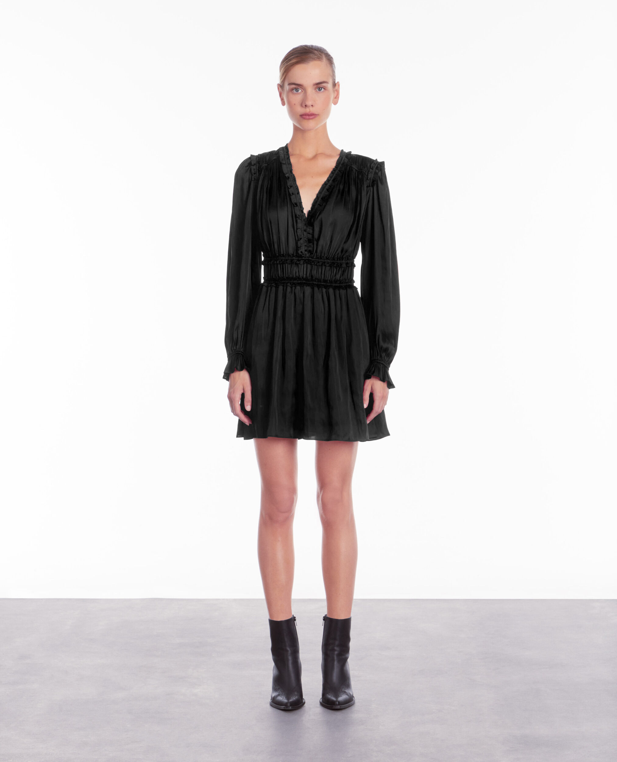 Robe courte noire avec fronces