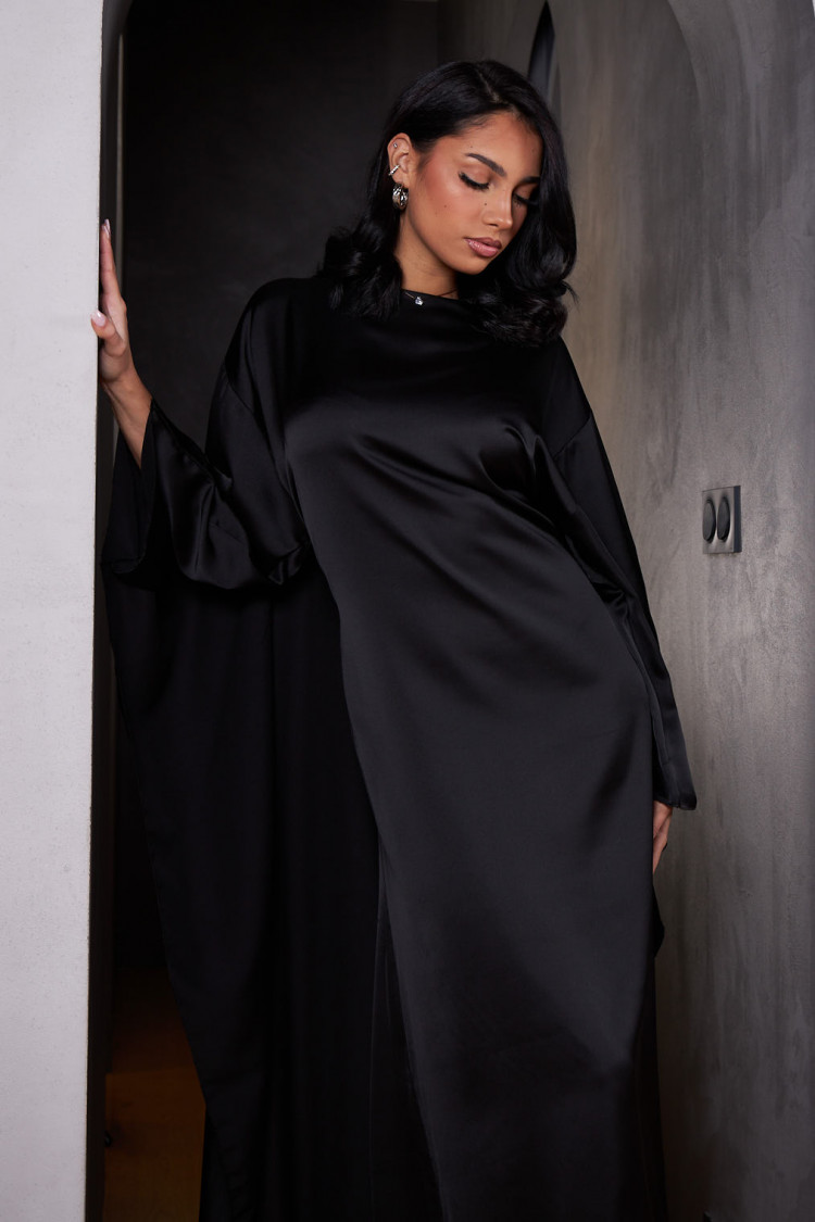 Robe ample ceinturée et satinée noire avec empiècement cape