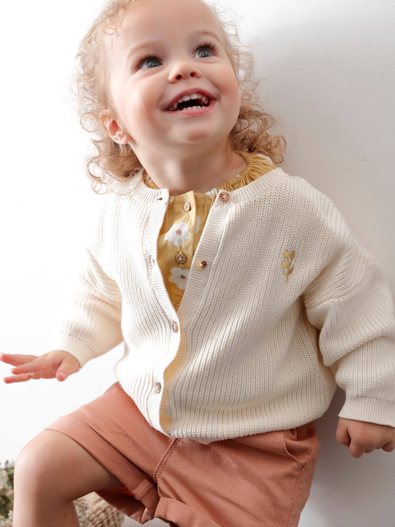 Casaquinho de tricô inglês cru com estampa iridescente para bebê