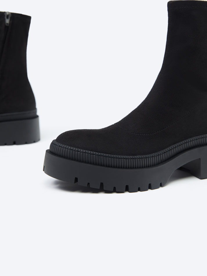 Bota de cano curto com elástico - Preta