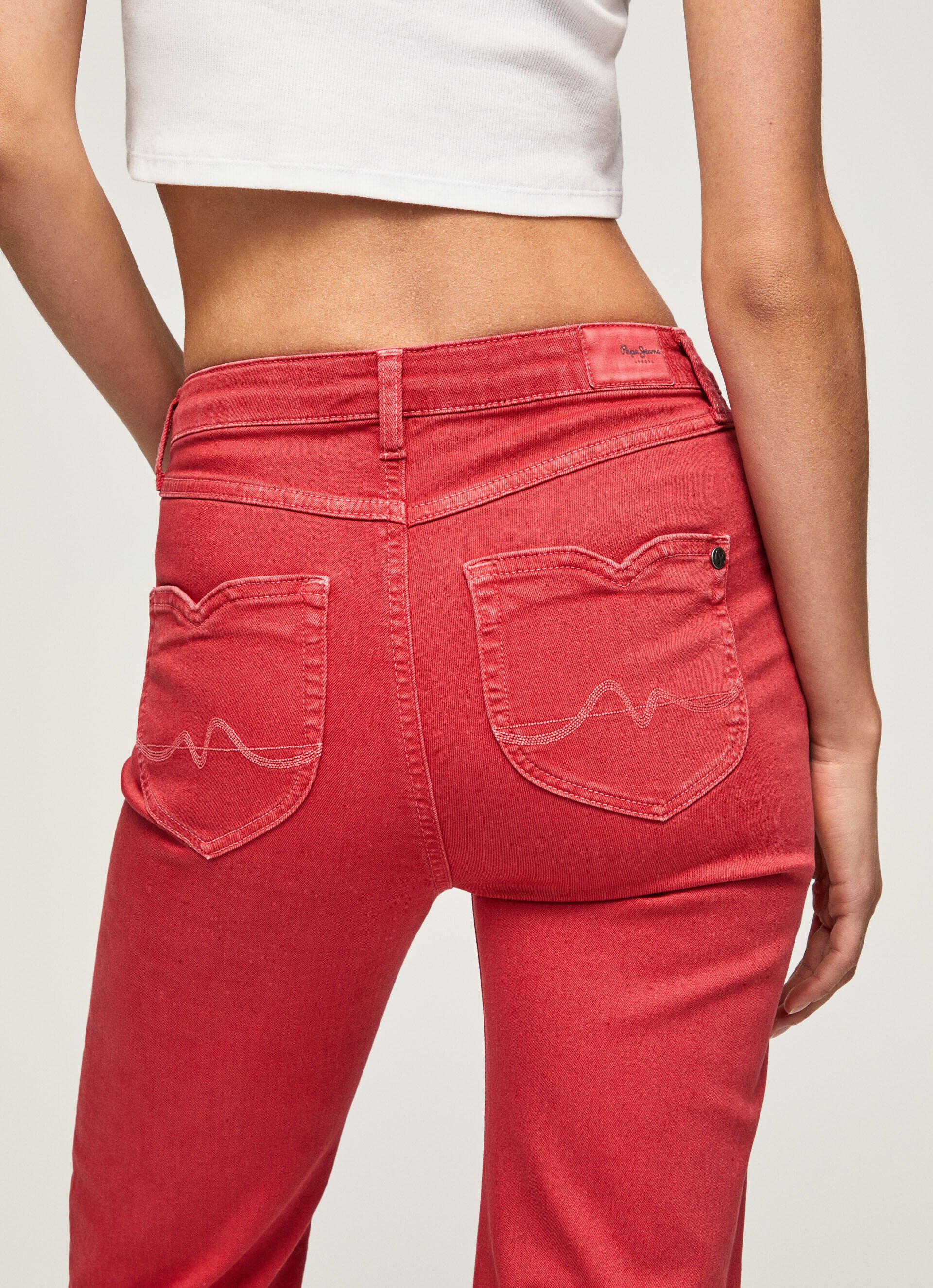 Calça flare com 5 bolsos - vermelho estúdio