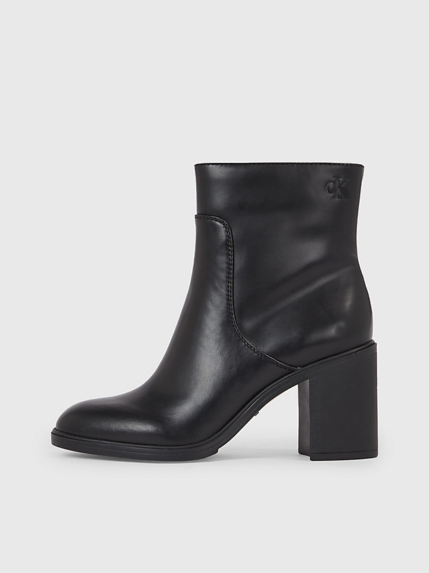 Botas de tornozelo de couro com salto