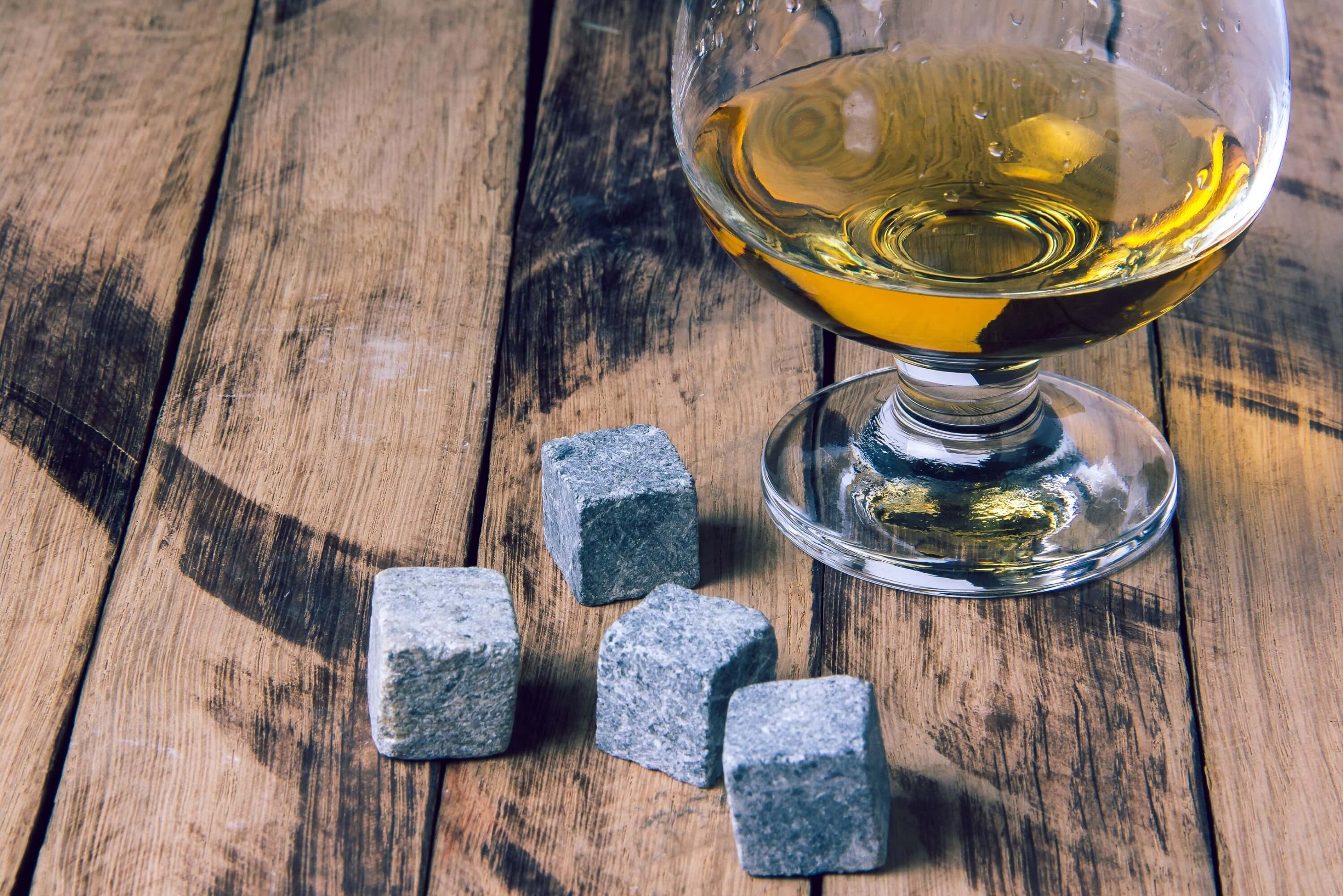 Echos Whisky Steine Set Granit wieder verwendbar im Stoffbeutel