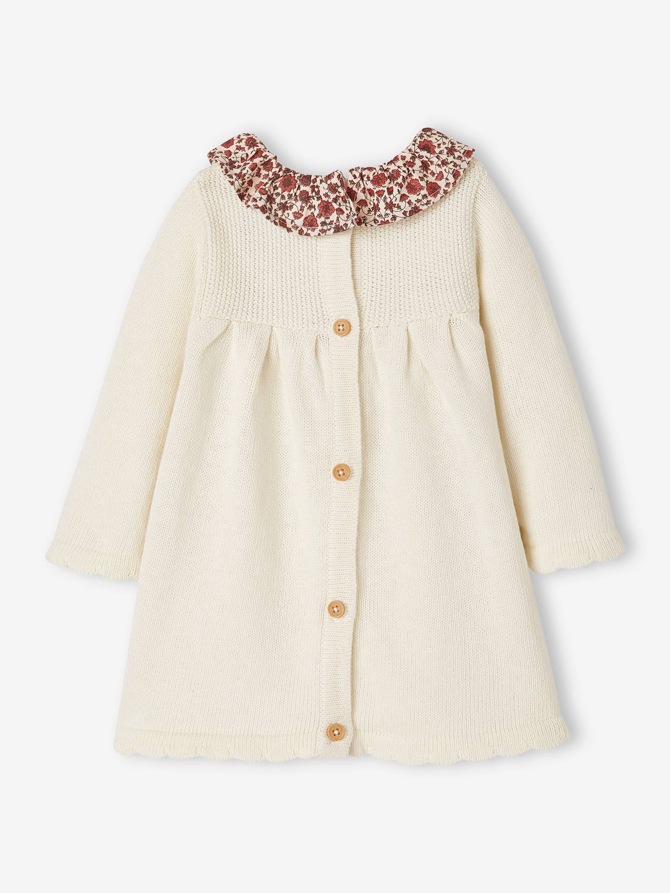Vestido de tricô com flores no decote, modelo liso branco claro para bebê com estampas.