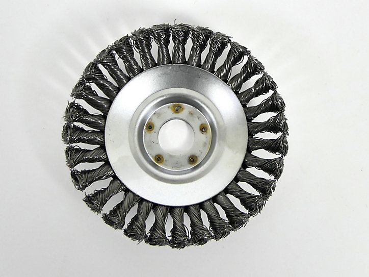 Brosse universelle pour débrousailleuse