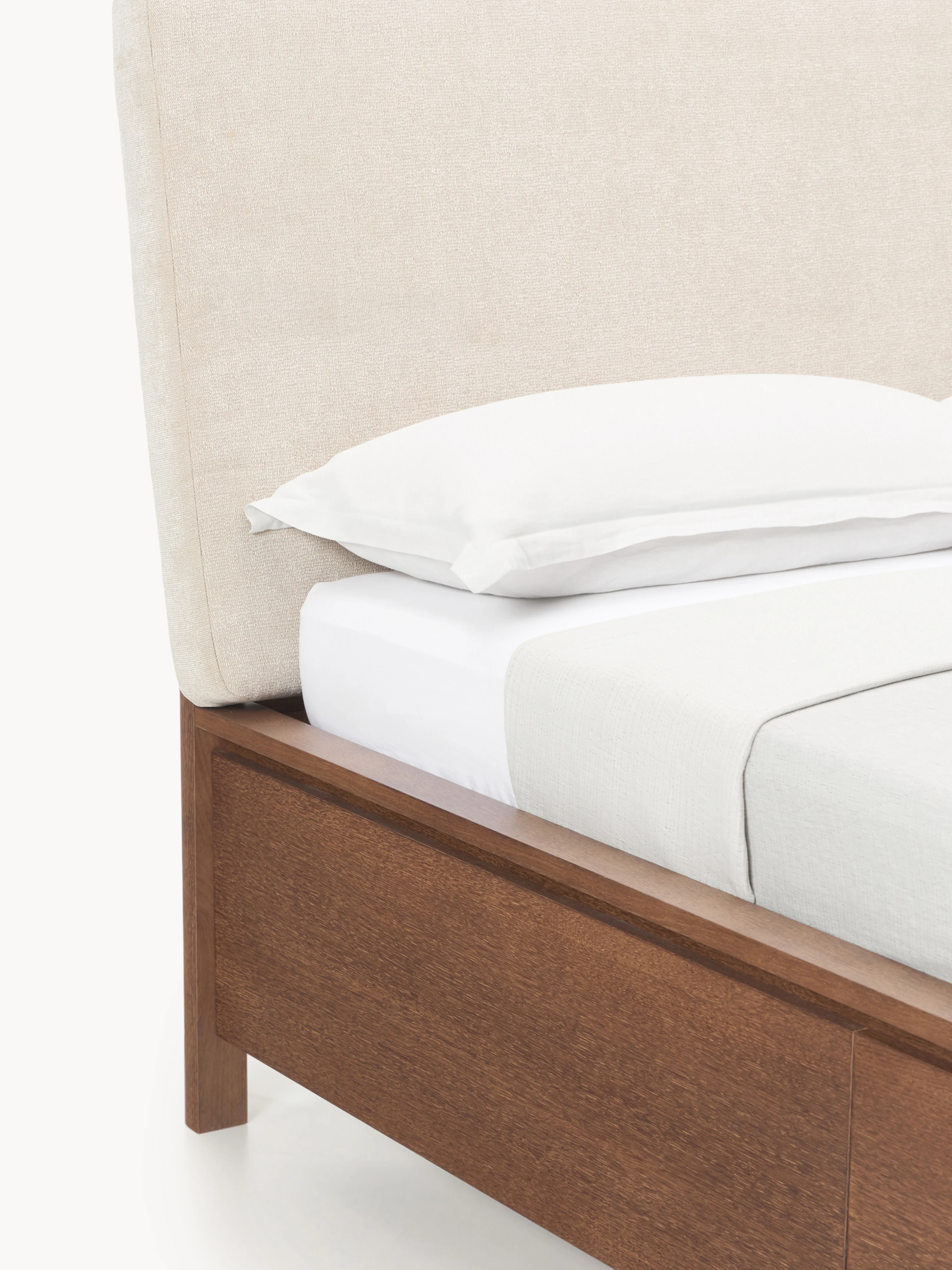 Houten bedframe Santiago met gestoffeerd hoofdeinde en lades